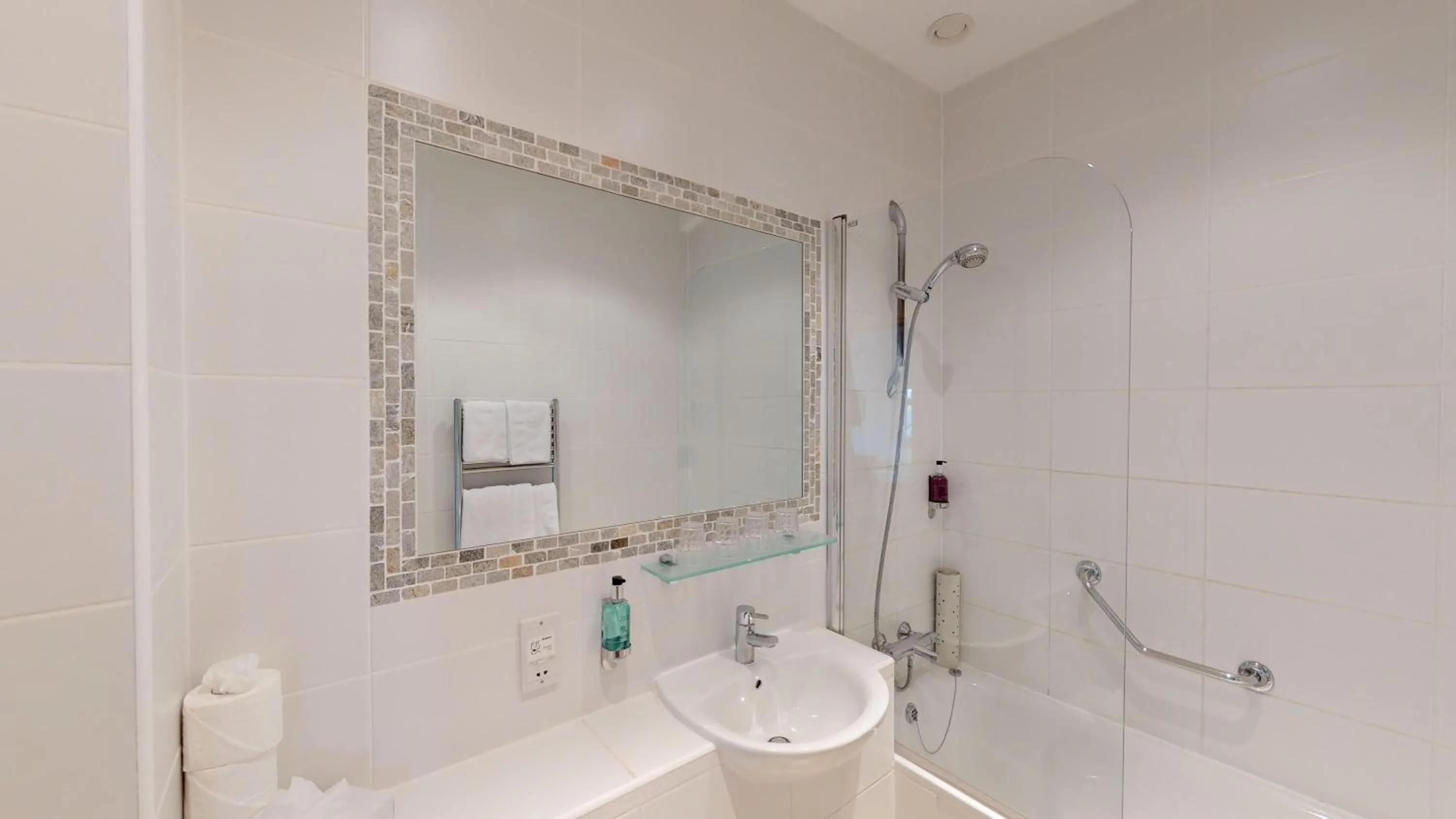 Bathroom in Ommaroo Hotel