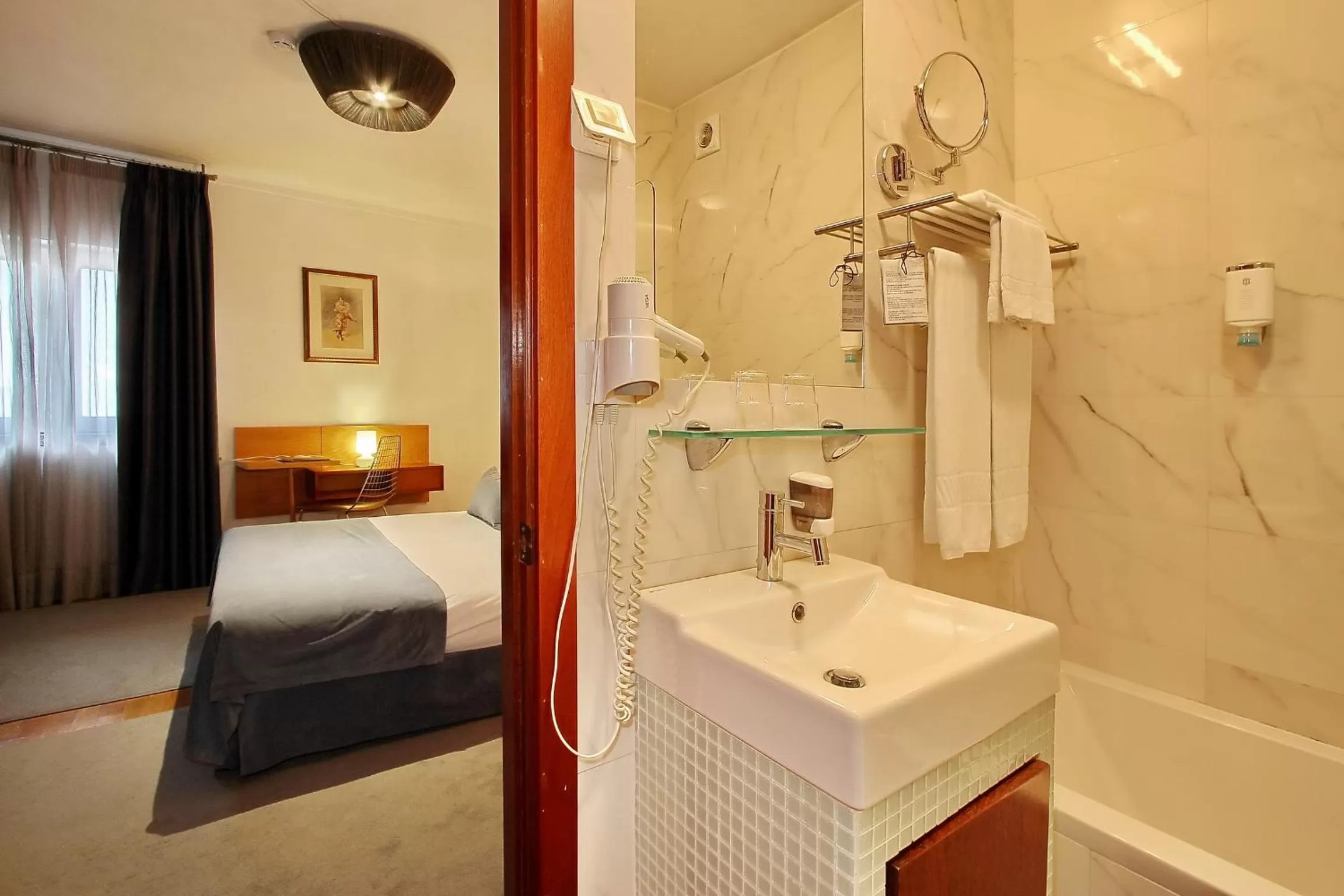 Bathroom, Bed in Hotel Mestre de Avis