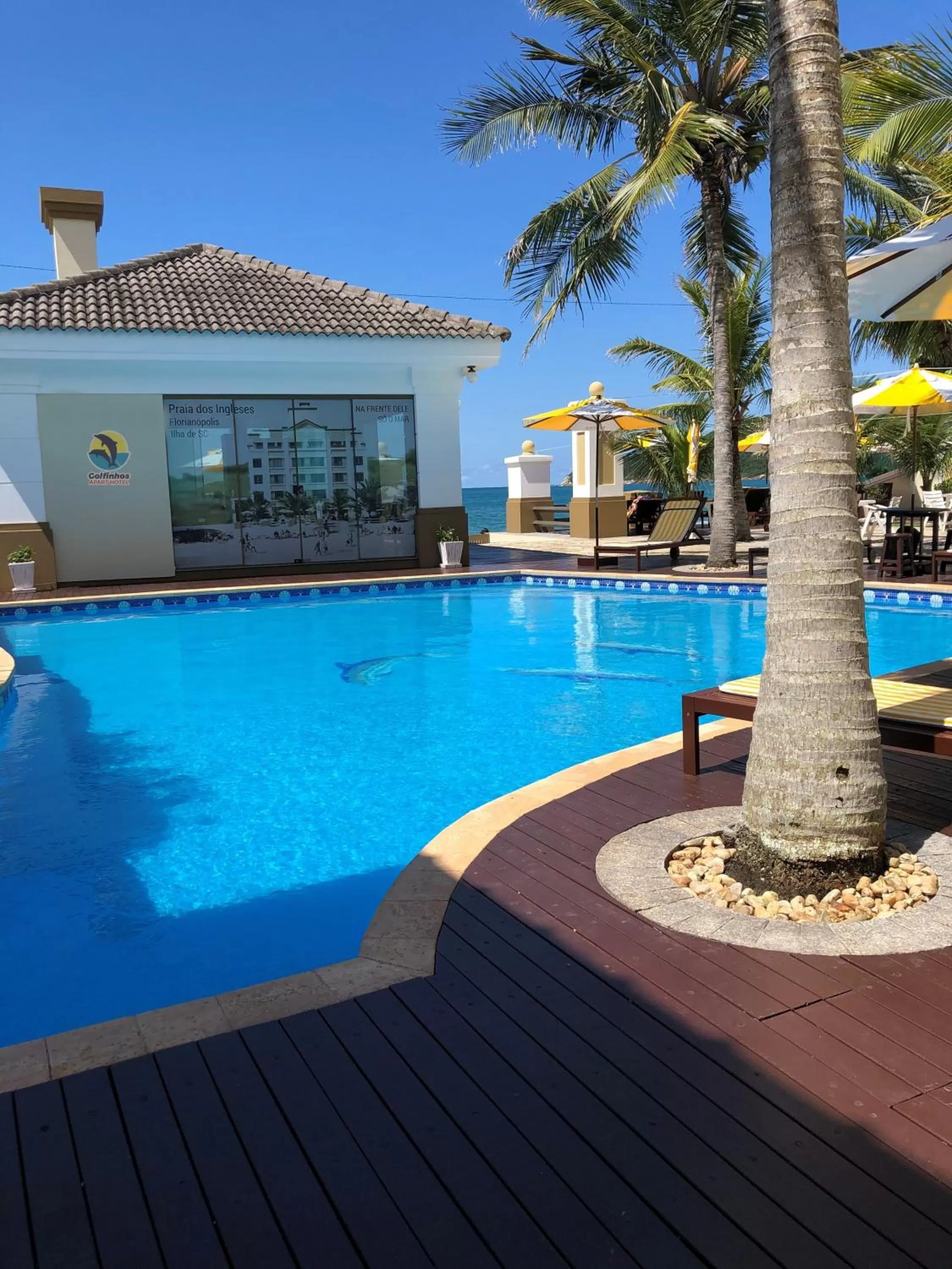 Swimming pool in Golfinhos Apart Hotel