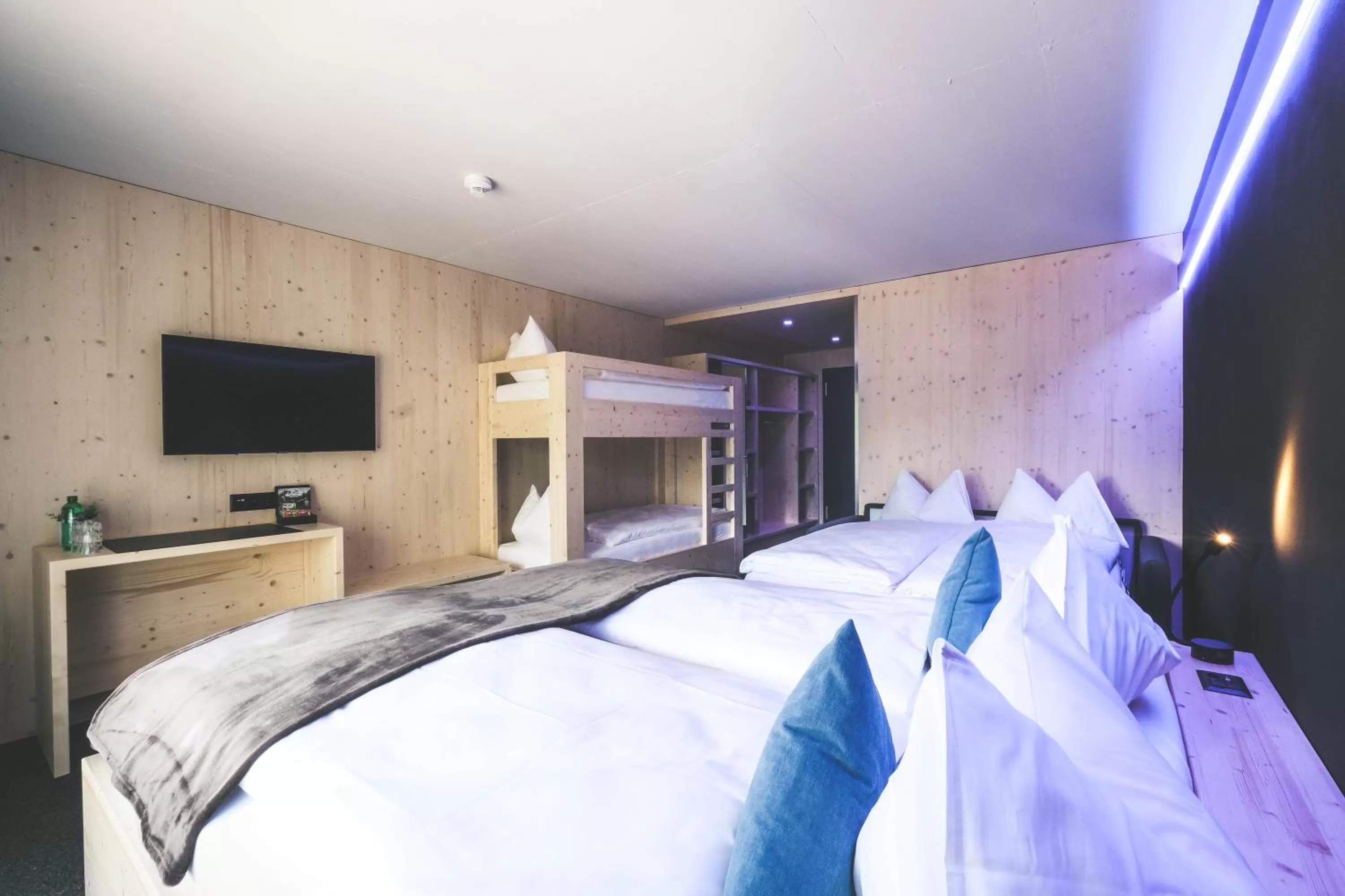 Photo of the whole room, Bed in Frutigresort