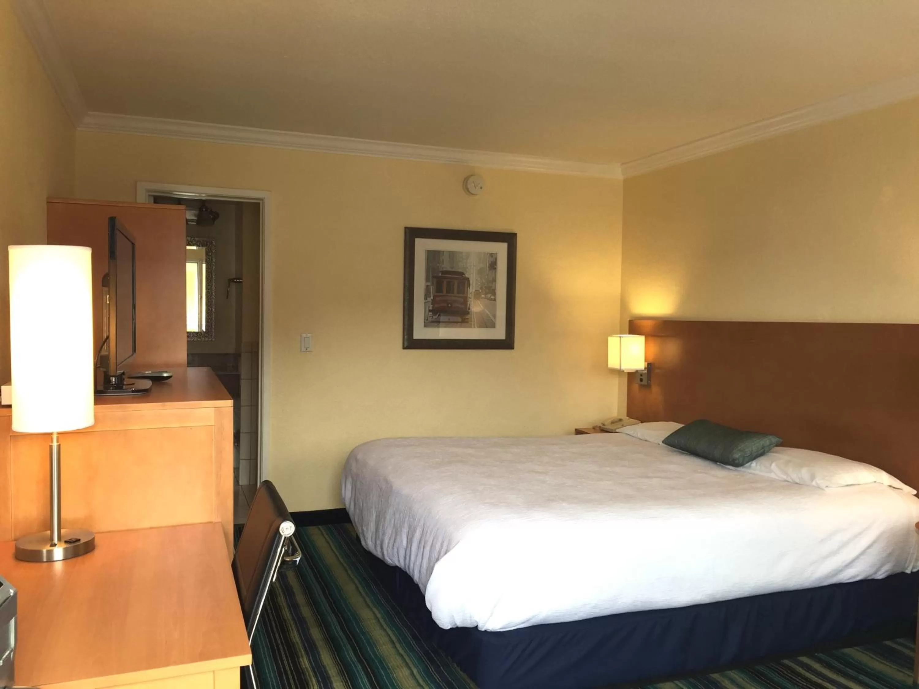 Photo of the whole room, Bed in Surf Motel