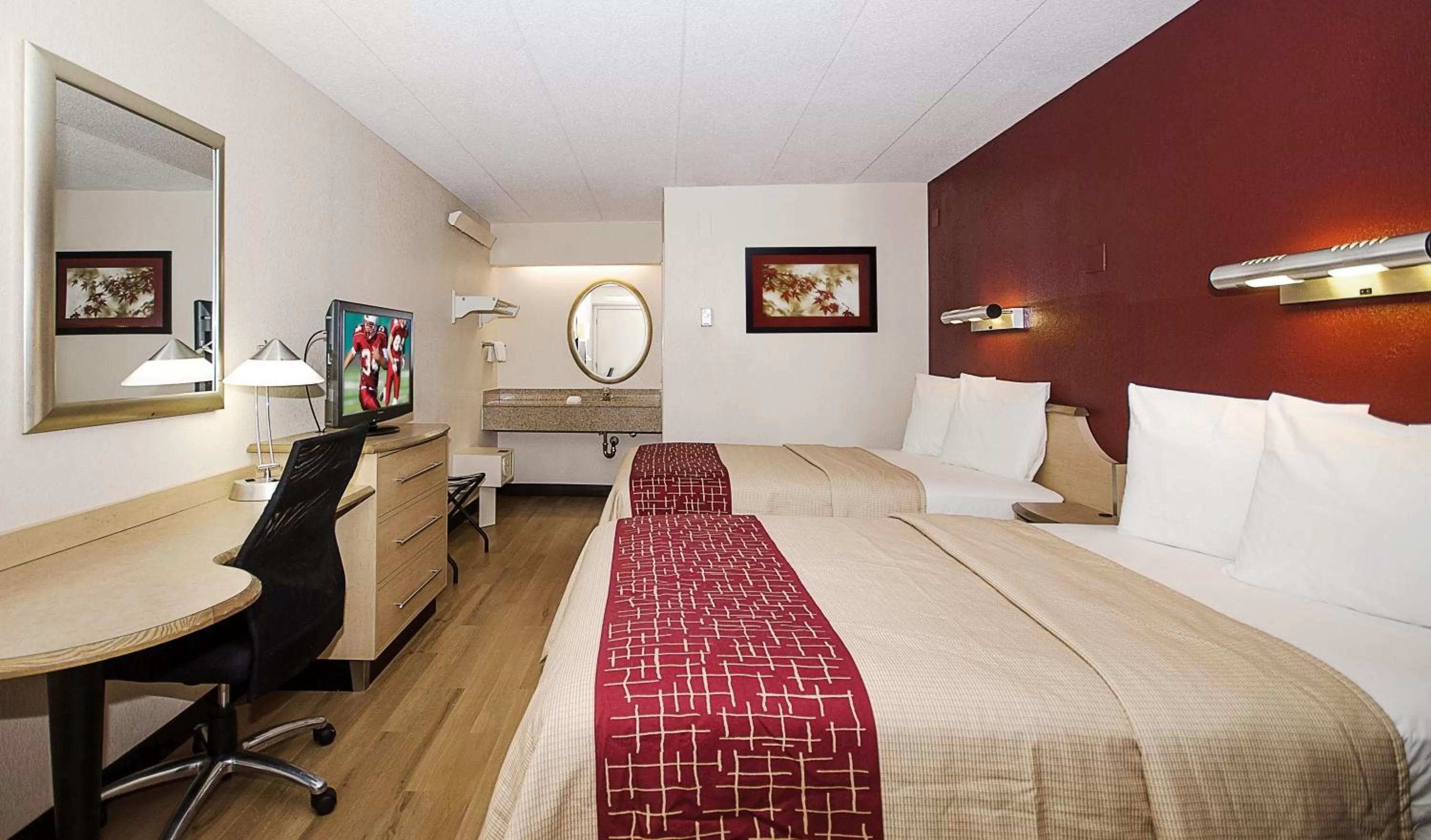 Photo of the whole room, Bed in Red Roof Inn Chicago - Joliet