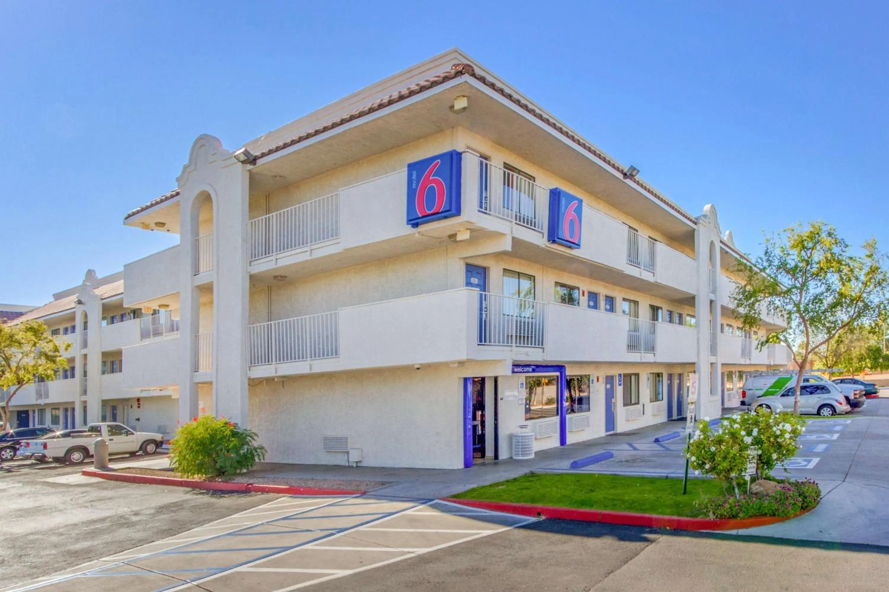 Property building in Motel 6-Phoenix, AZ - West