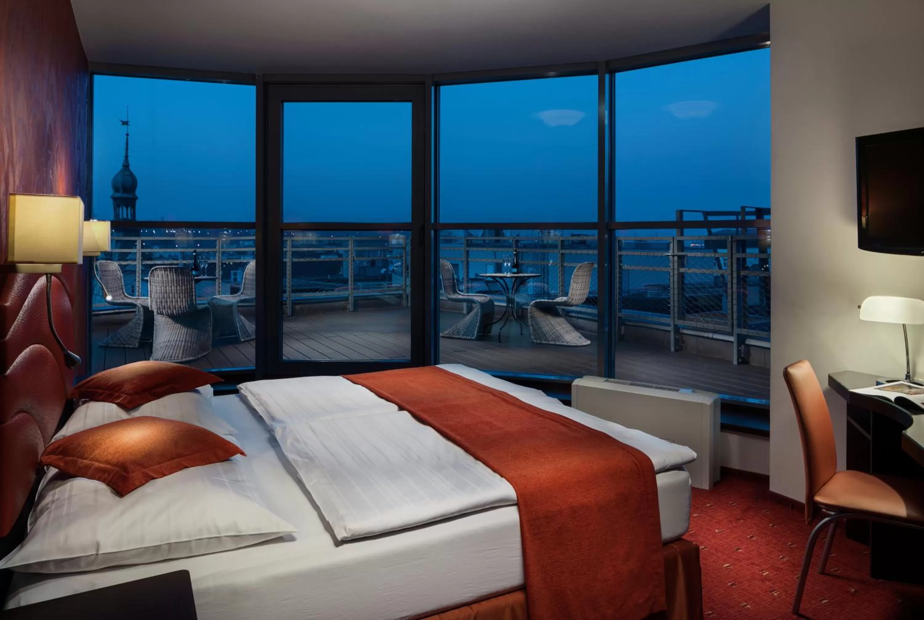 Balcony/Terrace, Bed in Astoria Hotel