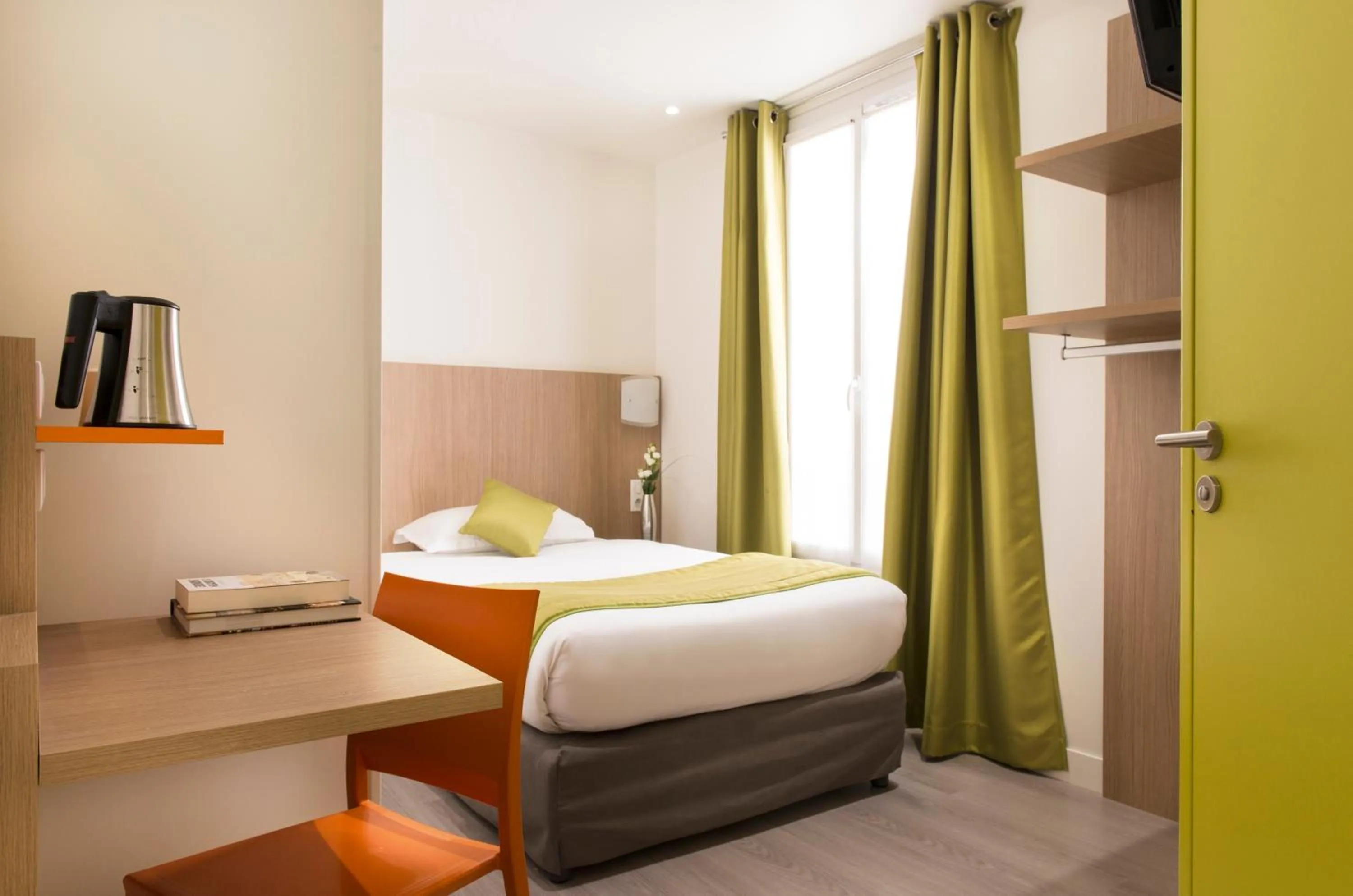 Bed in Hotel Bel Oranger Gare de Lyon