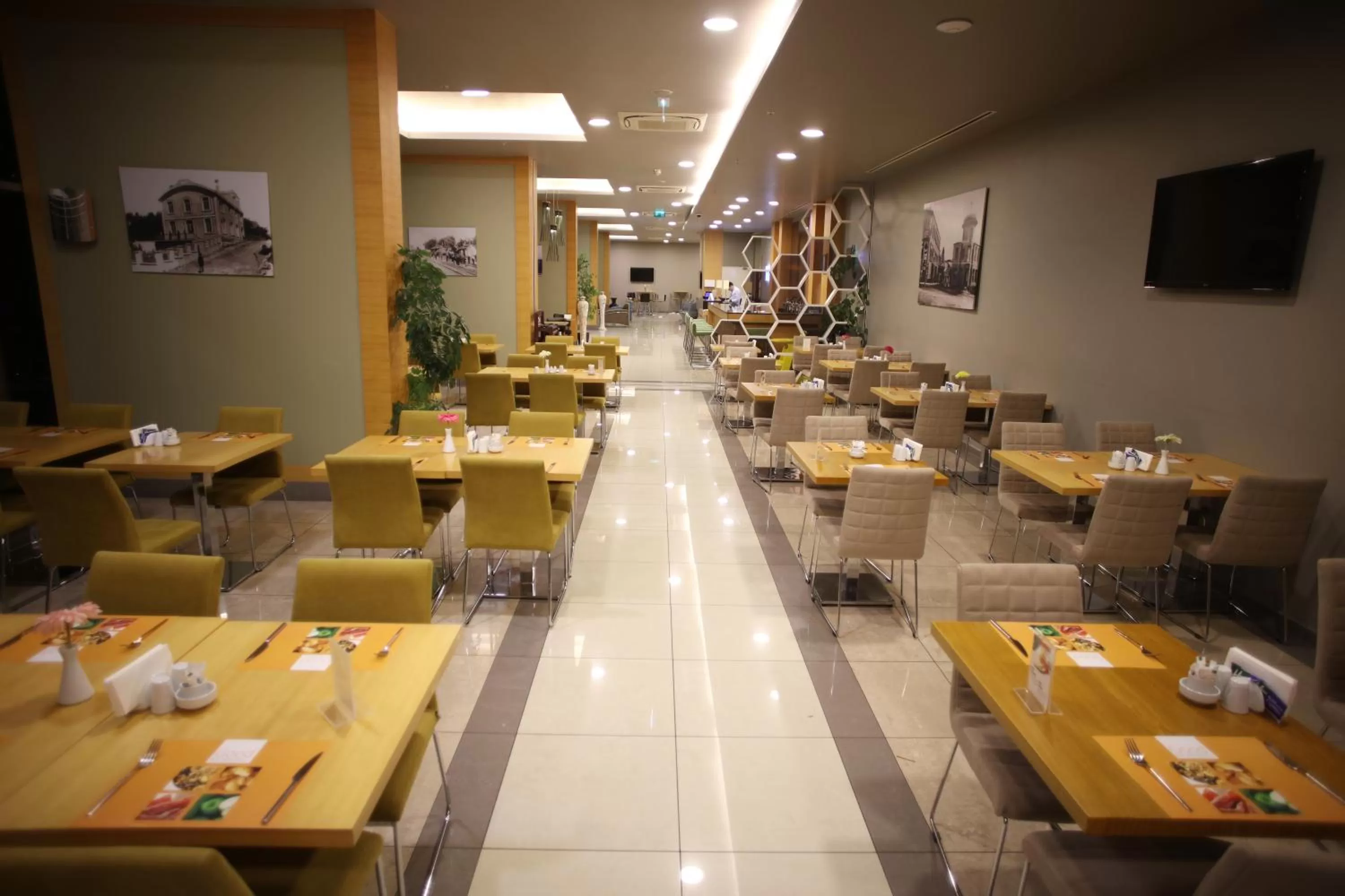 Restaurant/places to eat in Holiday Inn Express Manisa-West by IHG