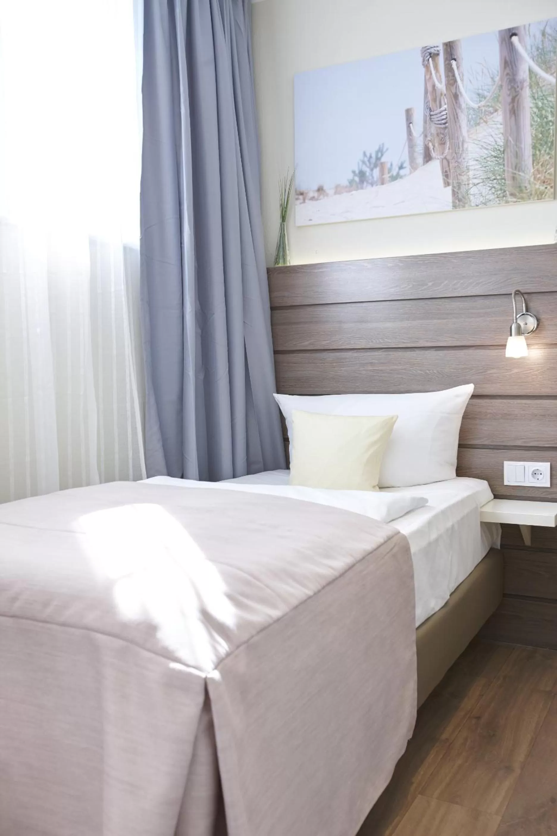 Photo of the whole room, Bed in Hotel Kiel by Golden Tulip