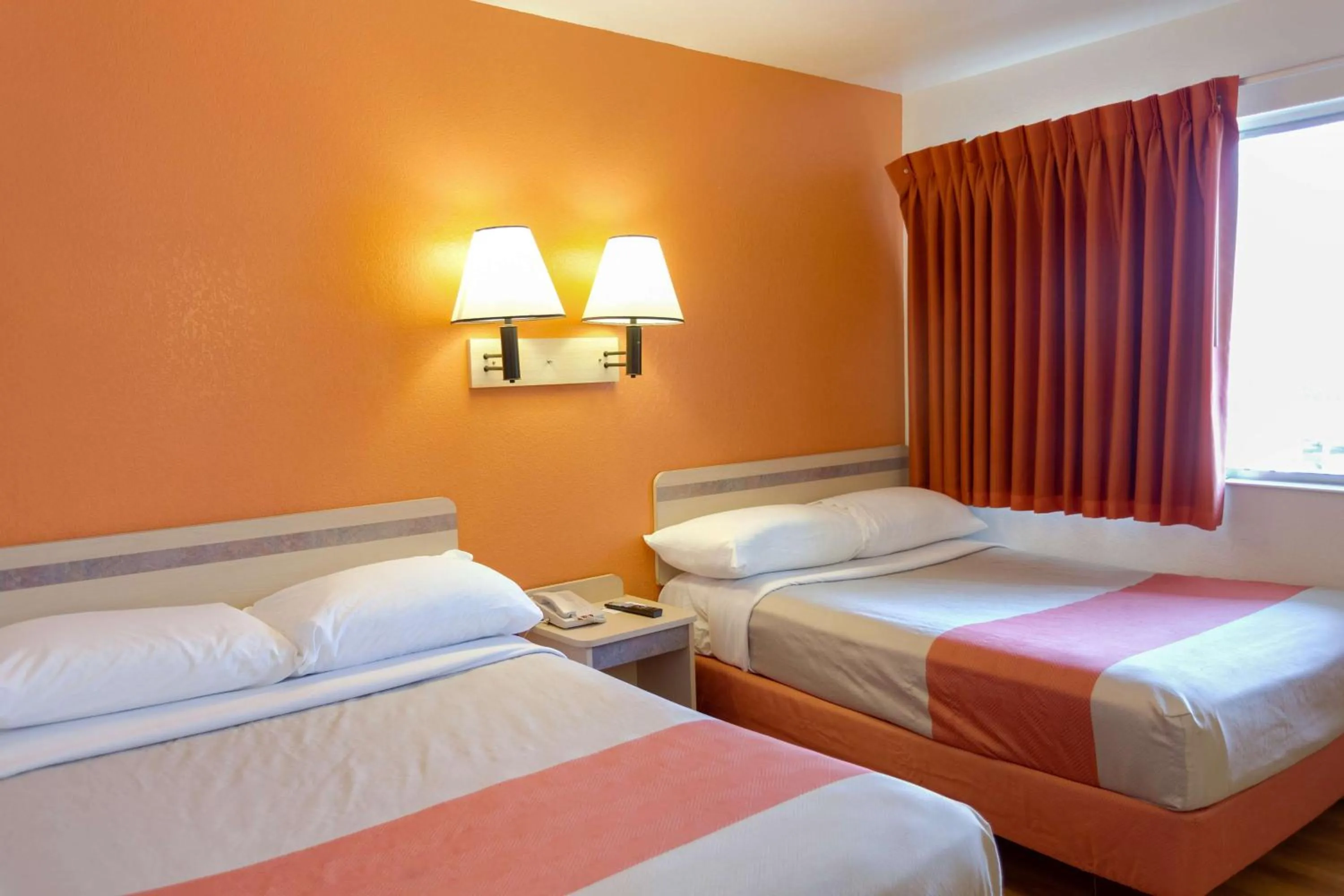 Photo of the whole room, Bed in Motel 6 Weed - Mount Shasta