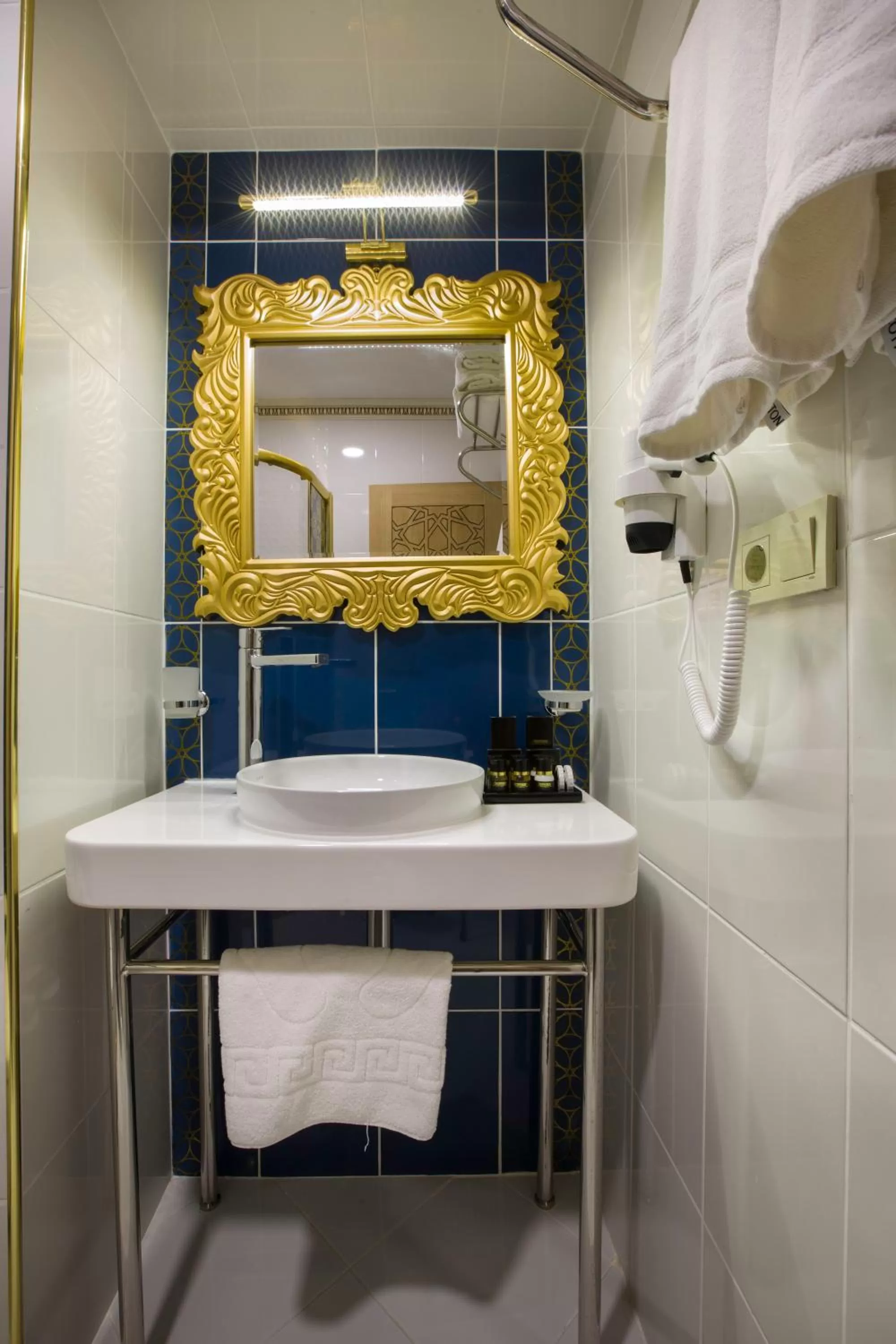 Bathroom in Empire Suite Hotel