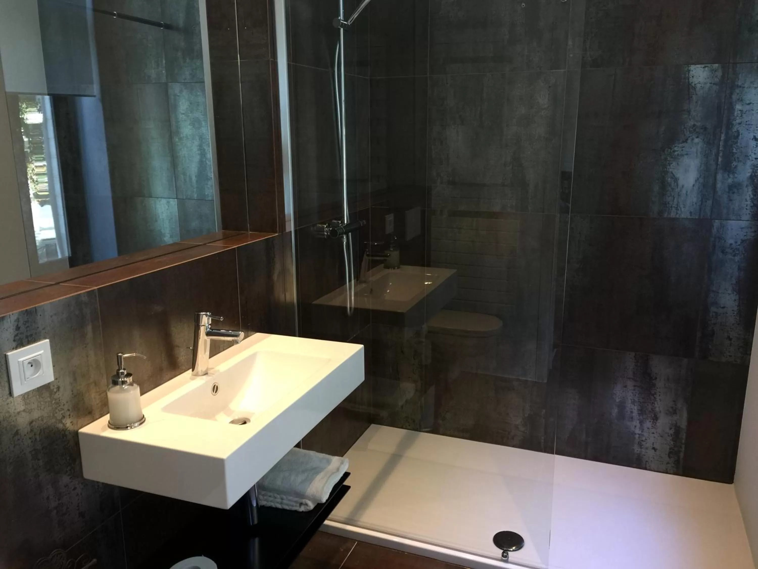 Shower in Albert Molière