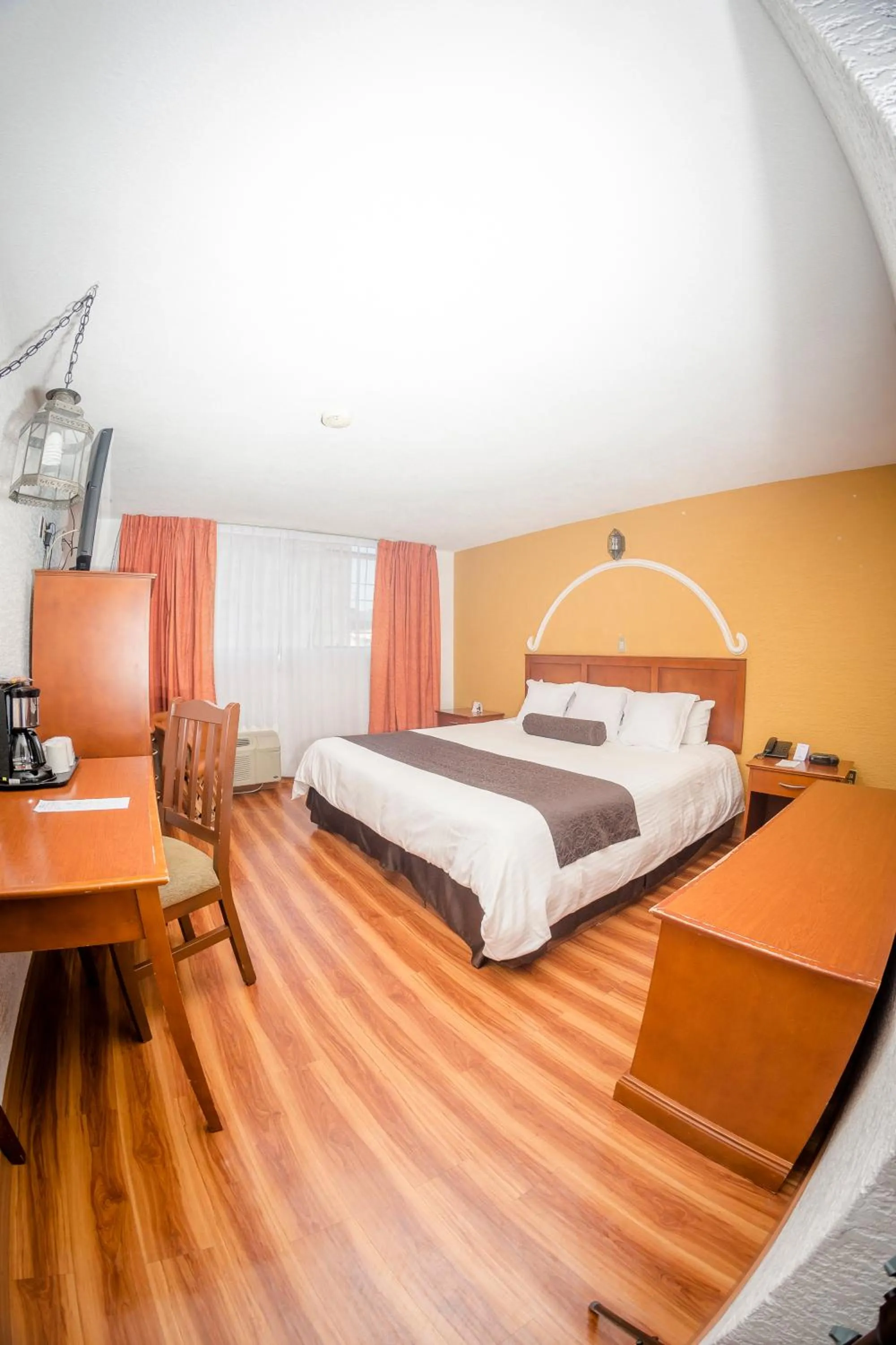 Photo of the whole room, Bed in Howard Johnson by Wyndham Morelia Calle Real