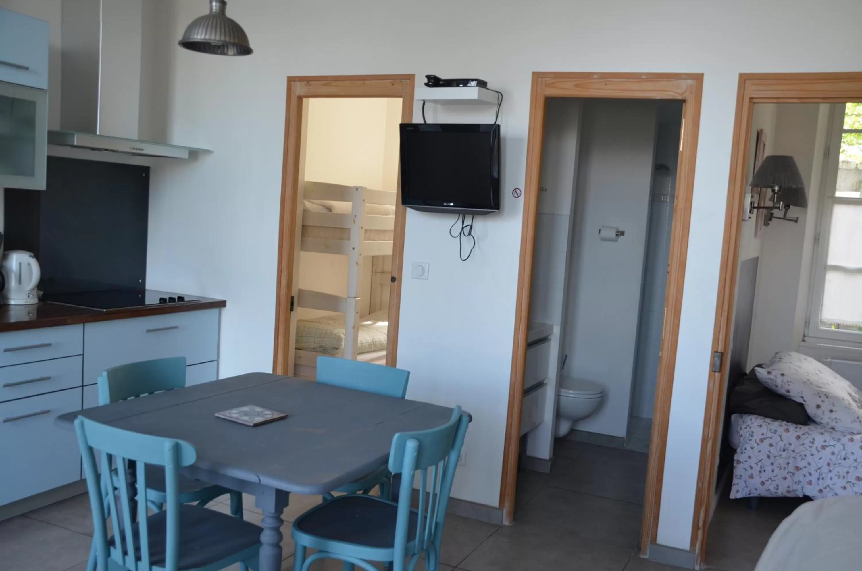 Dining area, TV/Entertainment Center in Le Mole (Appartements et Chambres)