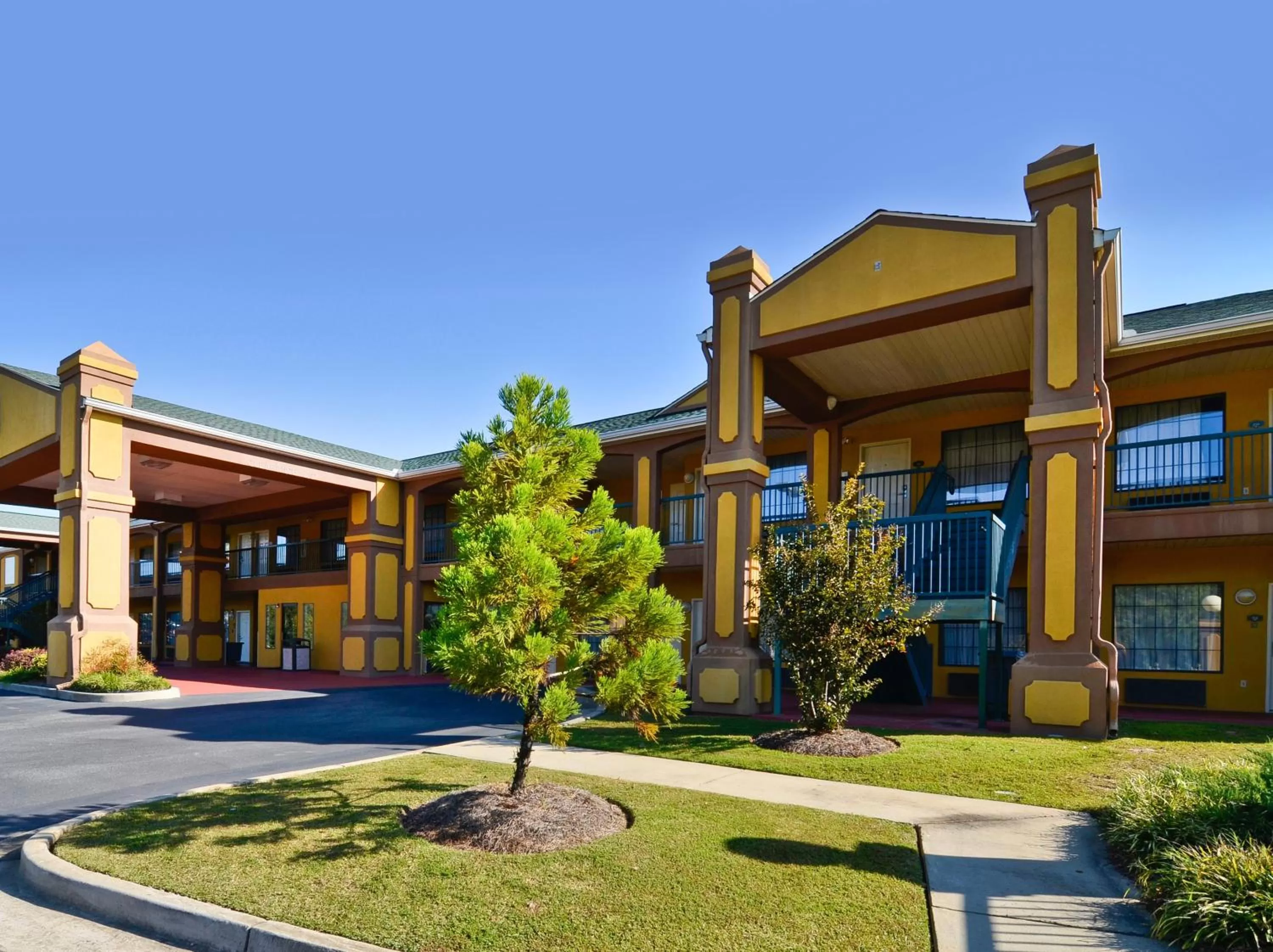 Property building in Peach State Inn & Suites