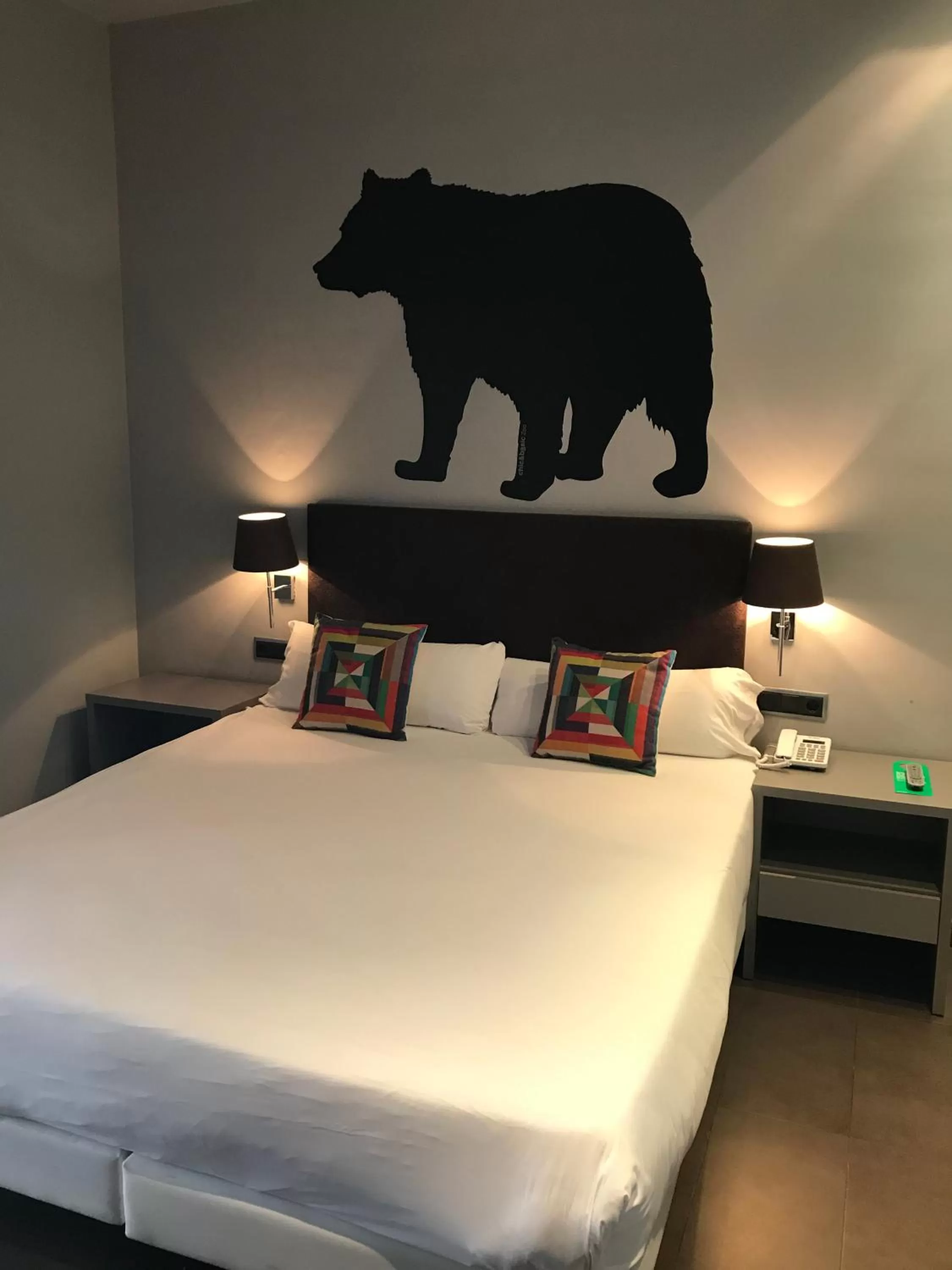 Bedroom, Bed in Chic & Basic Zoo