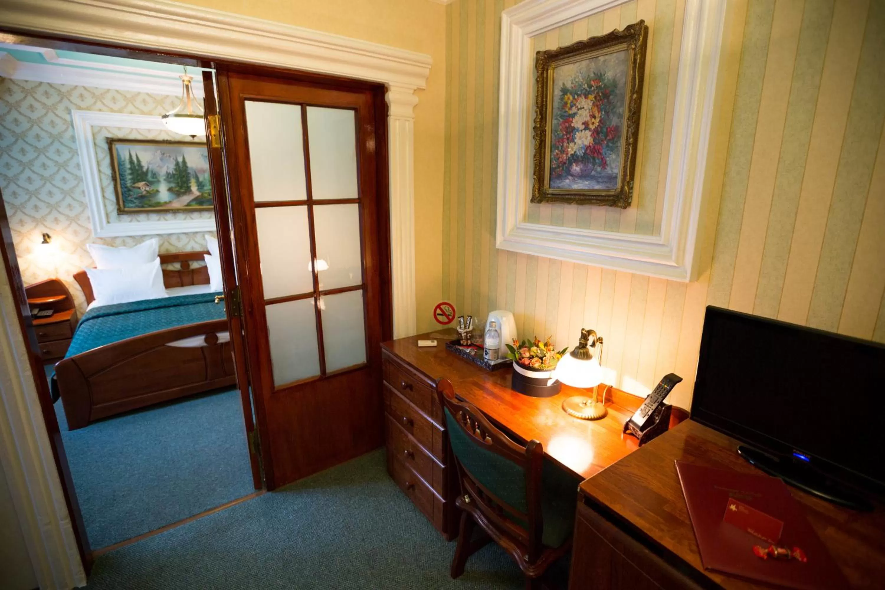 Photo of the whole room, Bed in Bucharest Comfort Suites Hotel