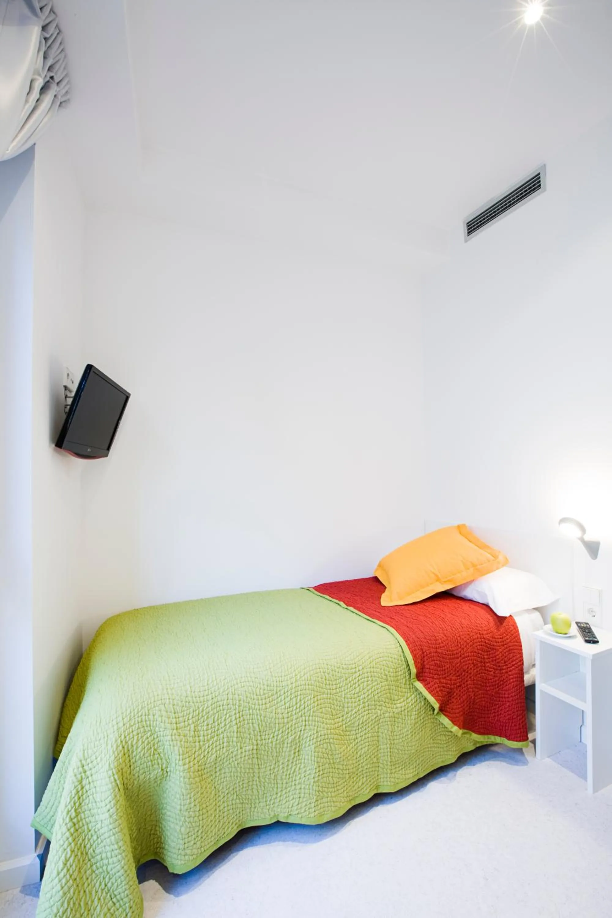 Photo of the whole room, Bed in Live & Dream