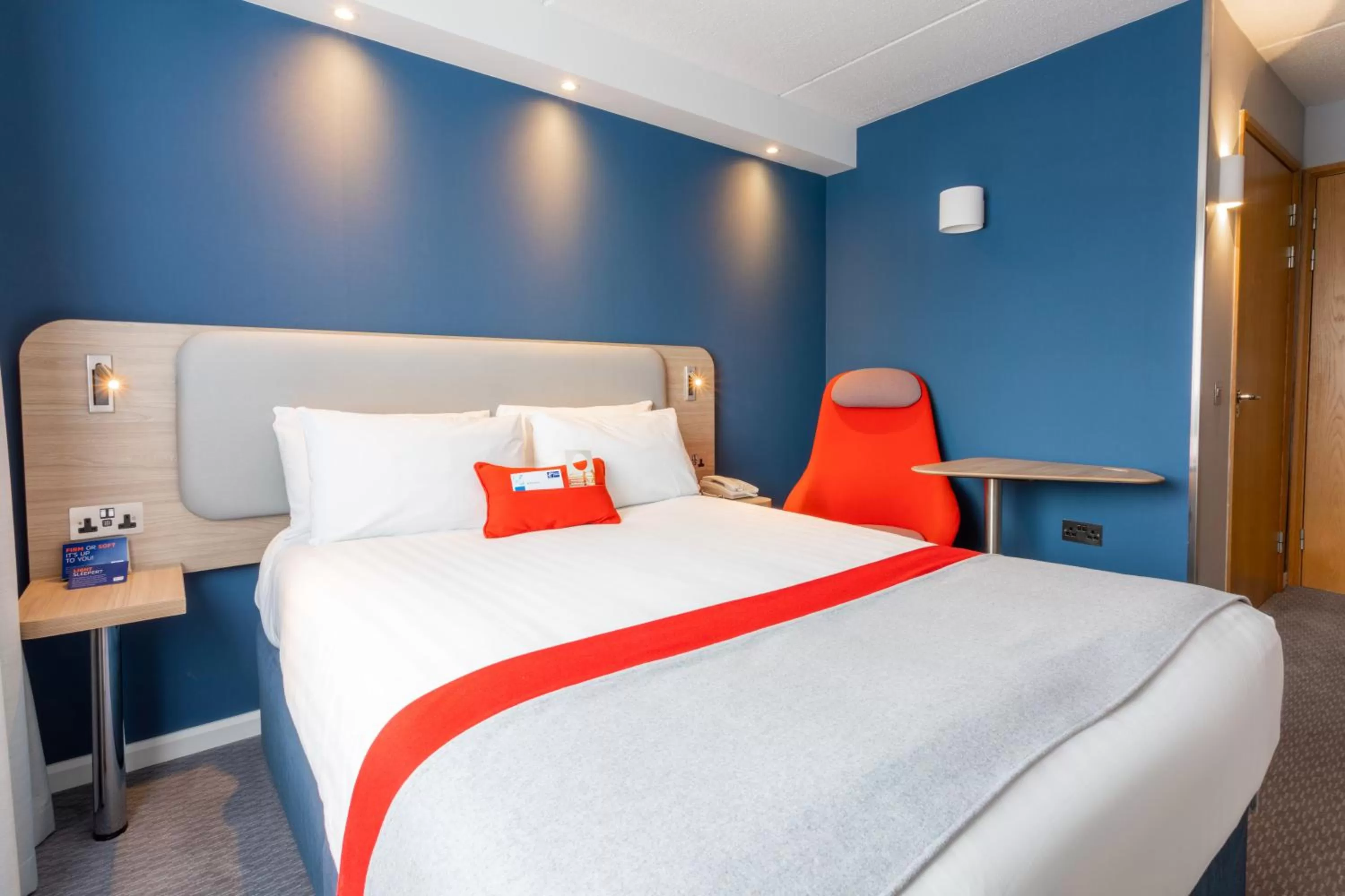 Photo of the whole room, Bed in Holiday Inn Express - Glasgow - City Ctr Theatreland by IHG