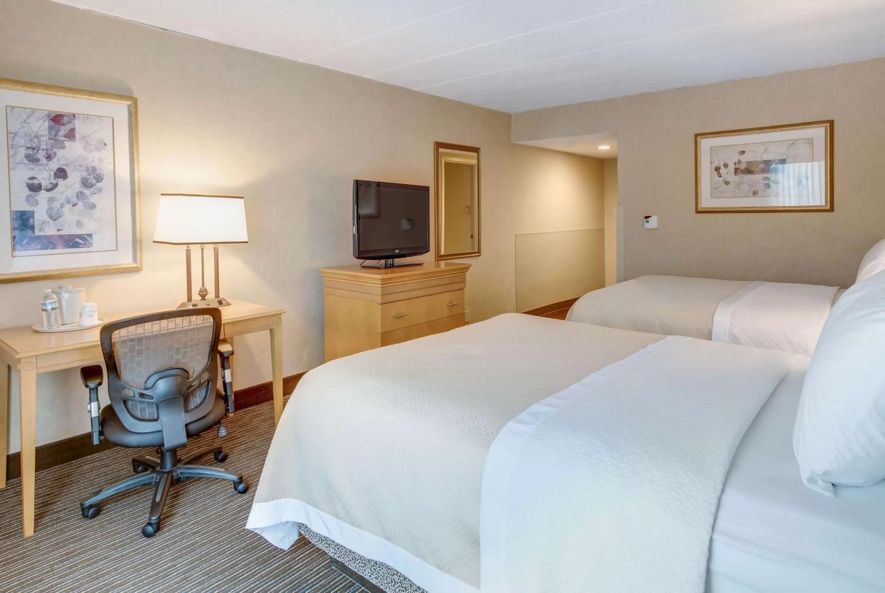 Photo of the whole room, Bed in Days Hotel by Wyndham Toms River Jersey Shore