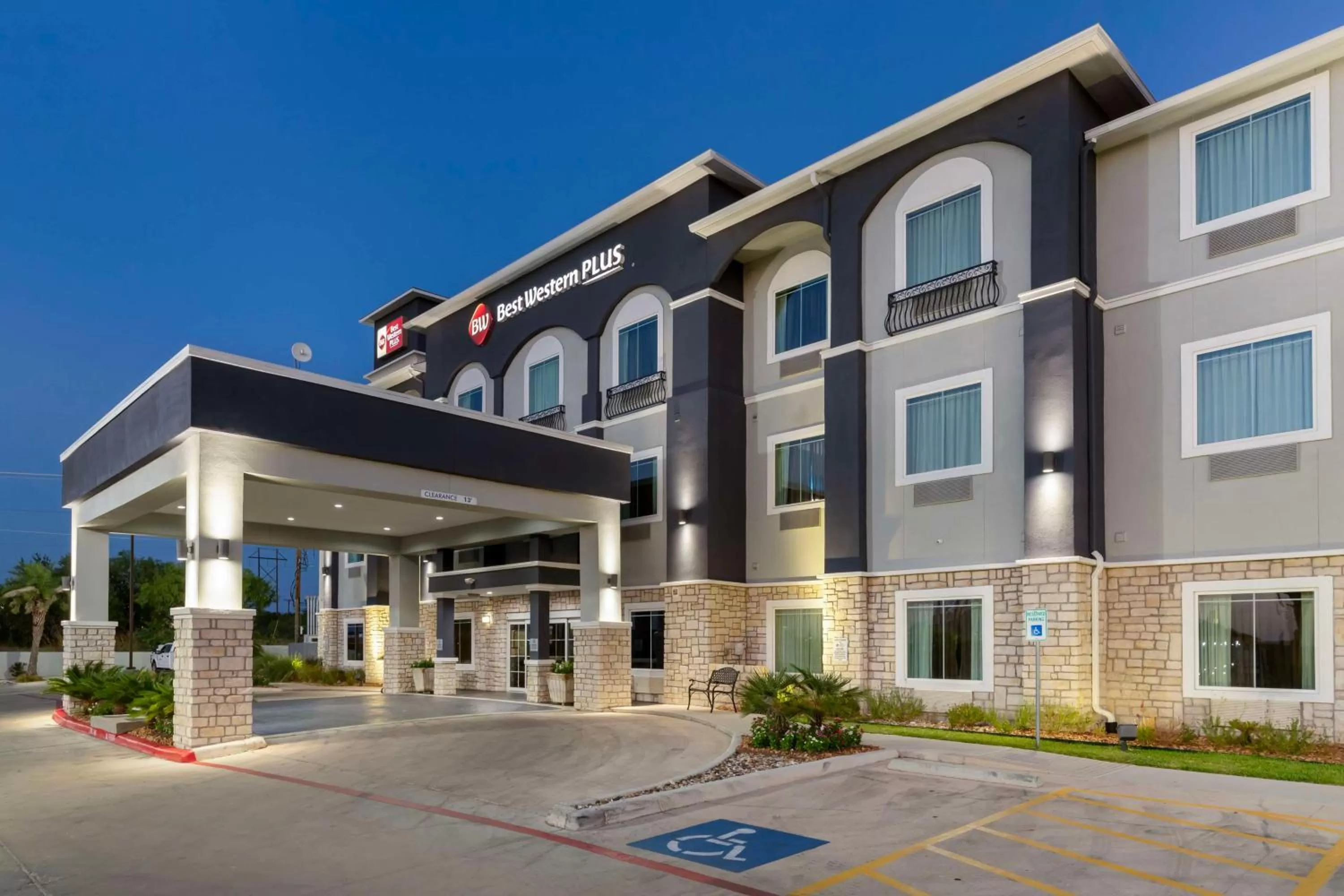 Property building in Best Western Plus Pleasanton Hotel