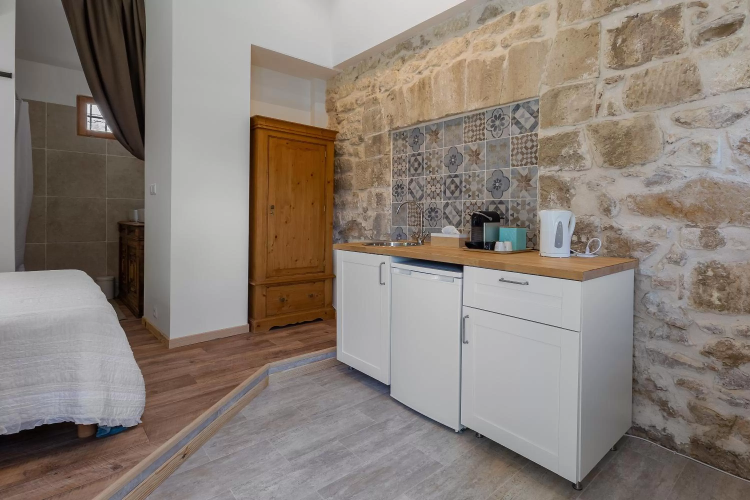 Kitchen or kitchenette, Bed in Le Mas des Cerisiers JACUZZI et SAUNA inclus pour tous les logements