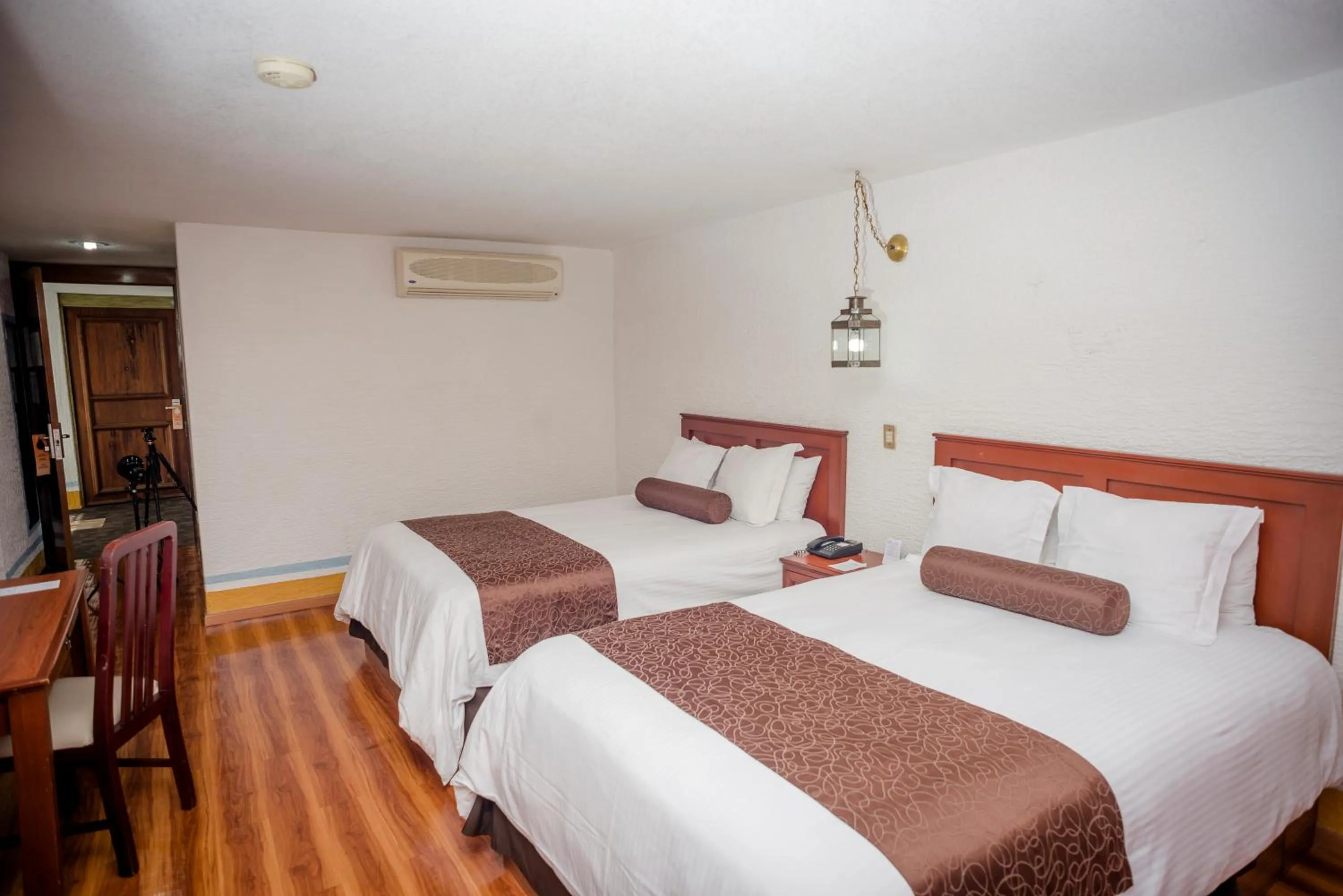 Photo of the whole room, Bed in Howard Johnson by Wyndham Morelia Calle Real