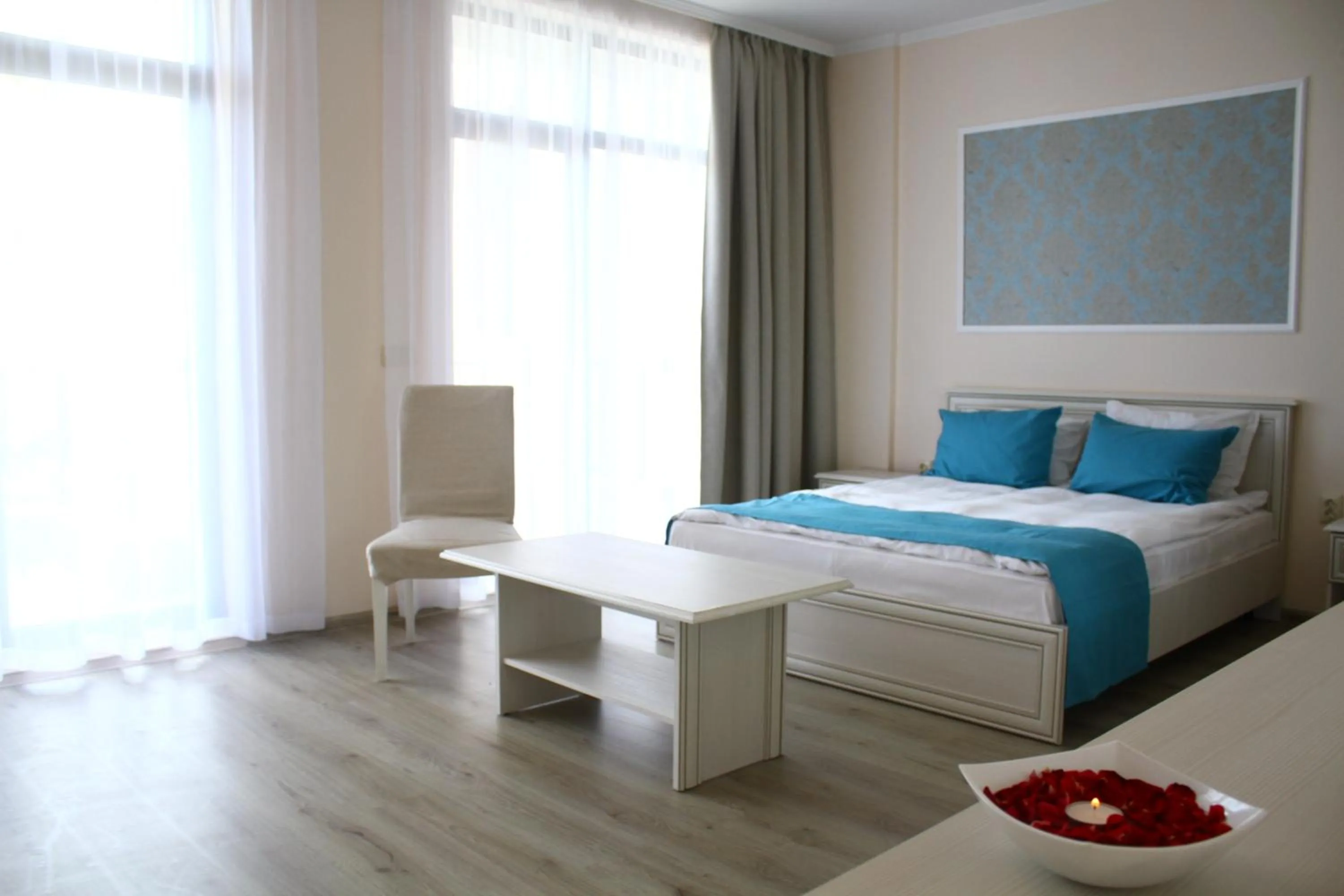 Photo of the whole room, Bed in White Rock Castle Suite Hotel & SPA