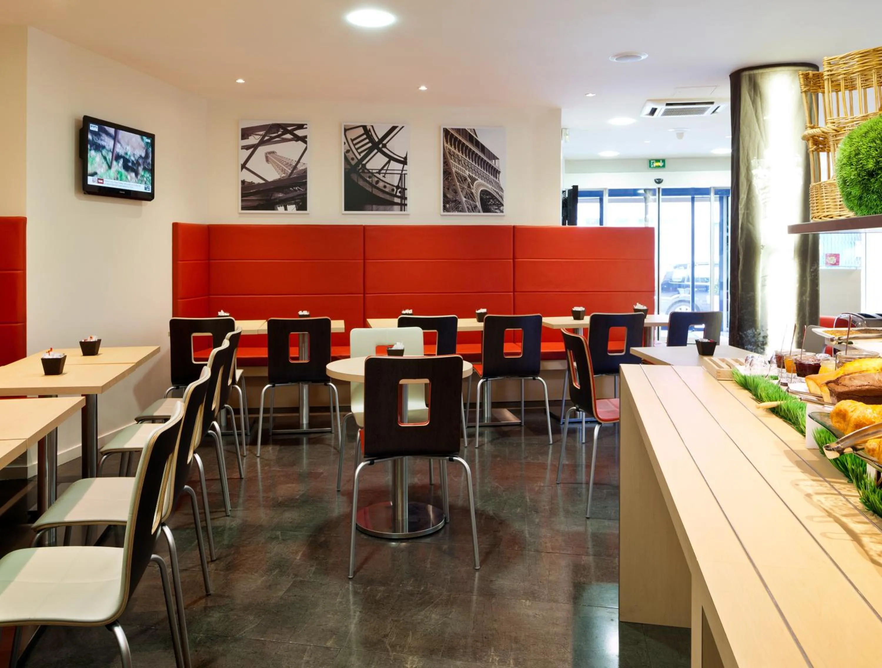 Restaurant/places to eat in ibis Paris Gare de Lyon Reuilly