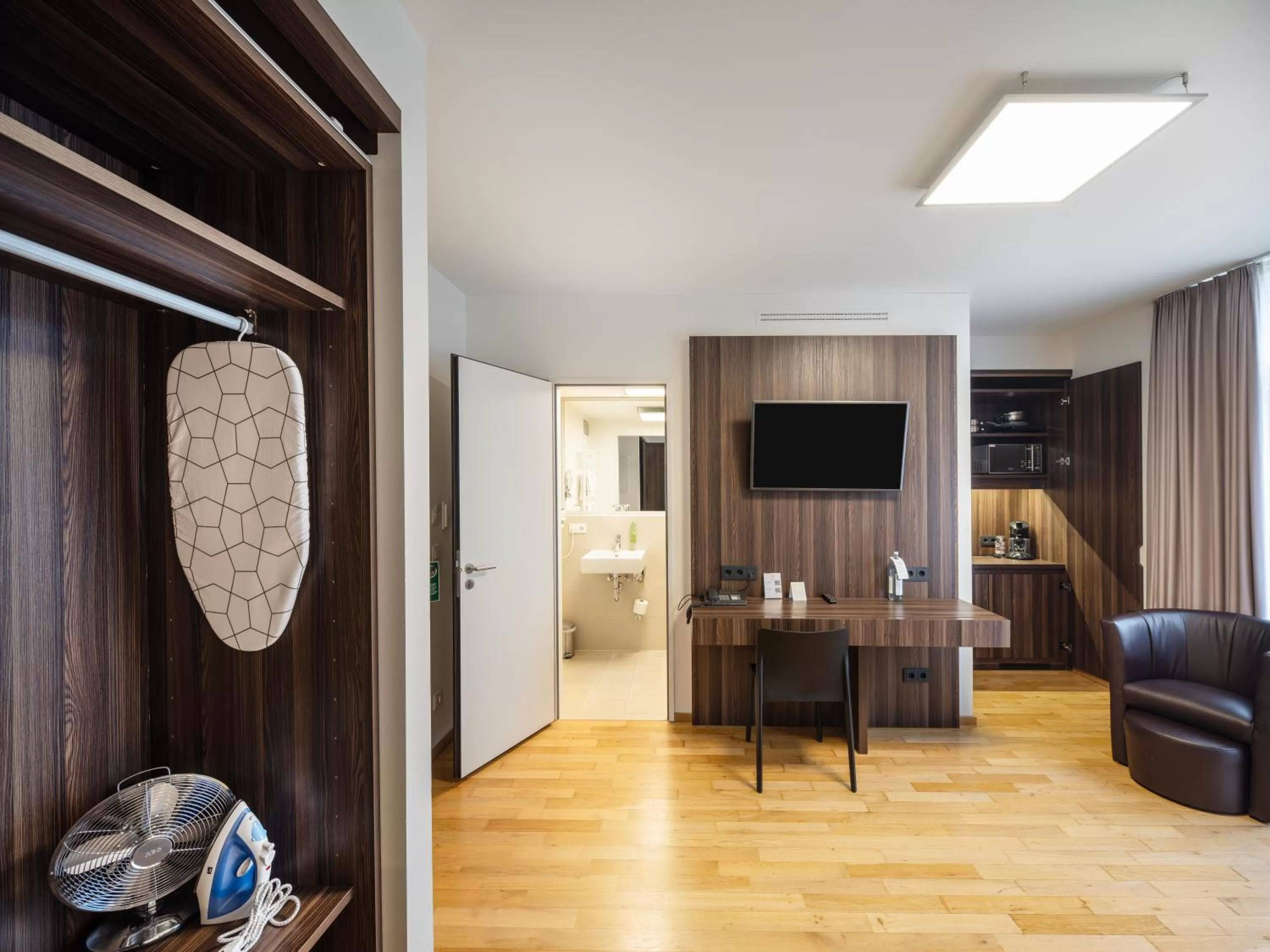 TV and multimedia in sevenDays Hotel BoardingHouse