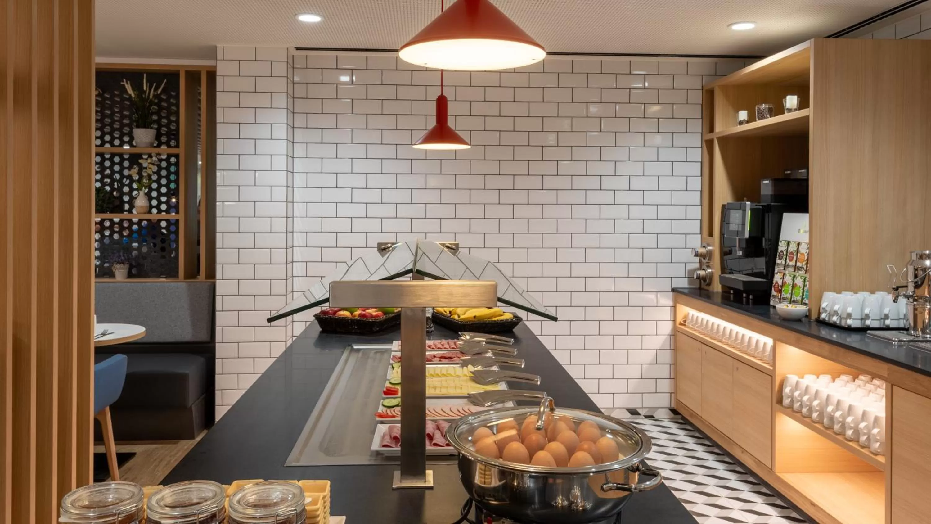 Breakfast in Holiday Inn Express - Hamburg South A7-AS42 by IHG