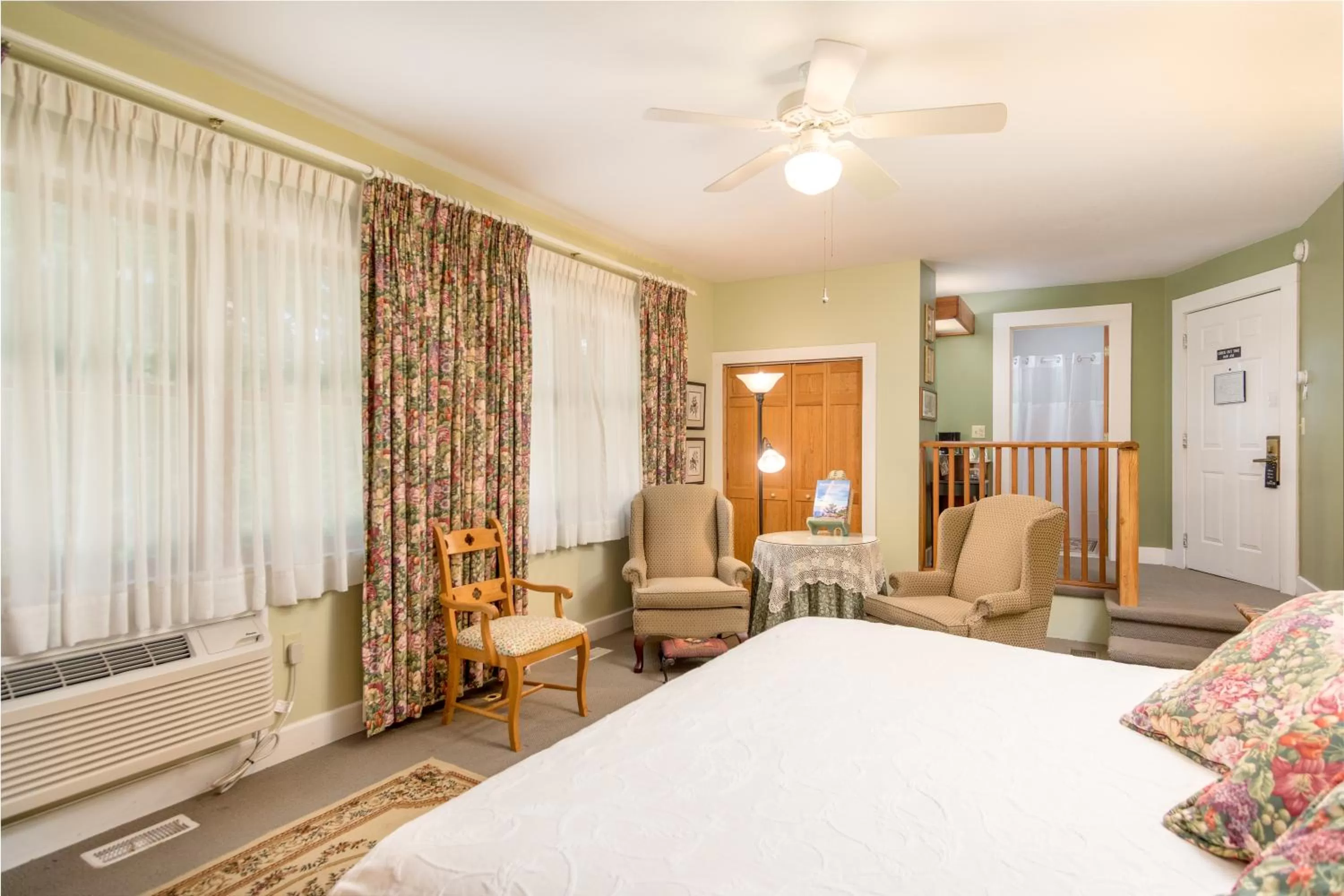 Bed in Highland Lake Inn & Resort - Flat Rock