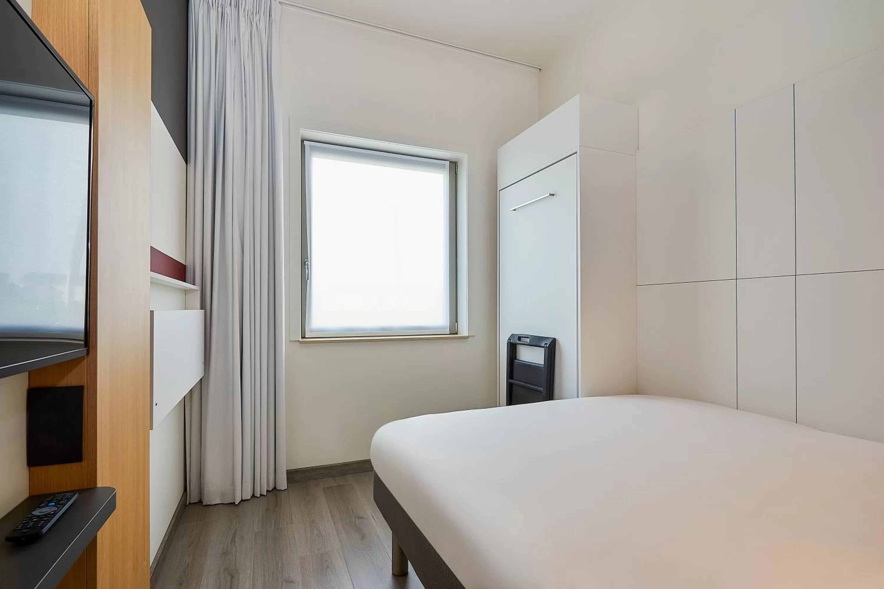 Bedroom, Bed in ibis budget Oostende Airport