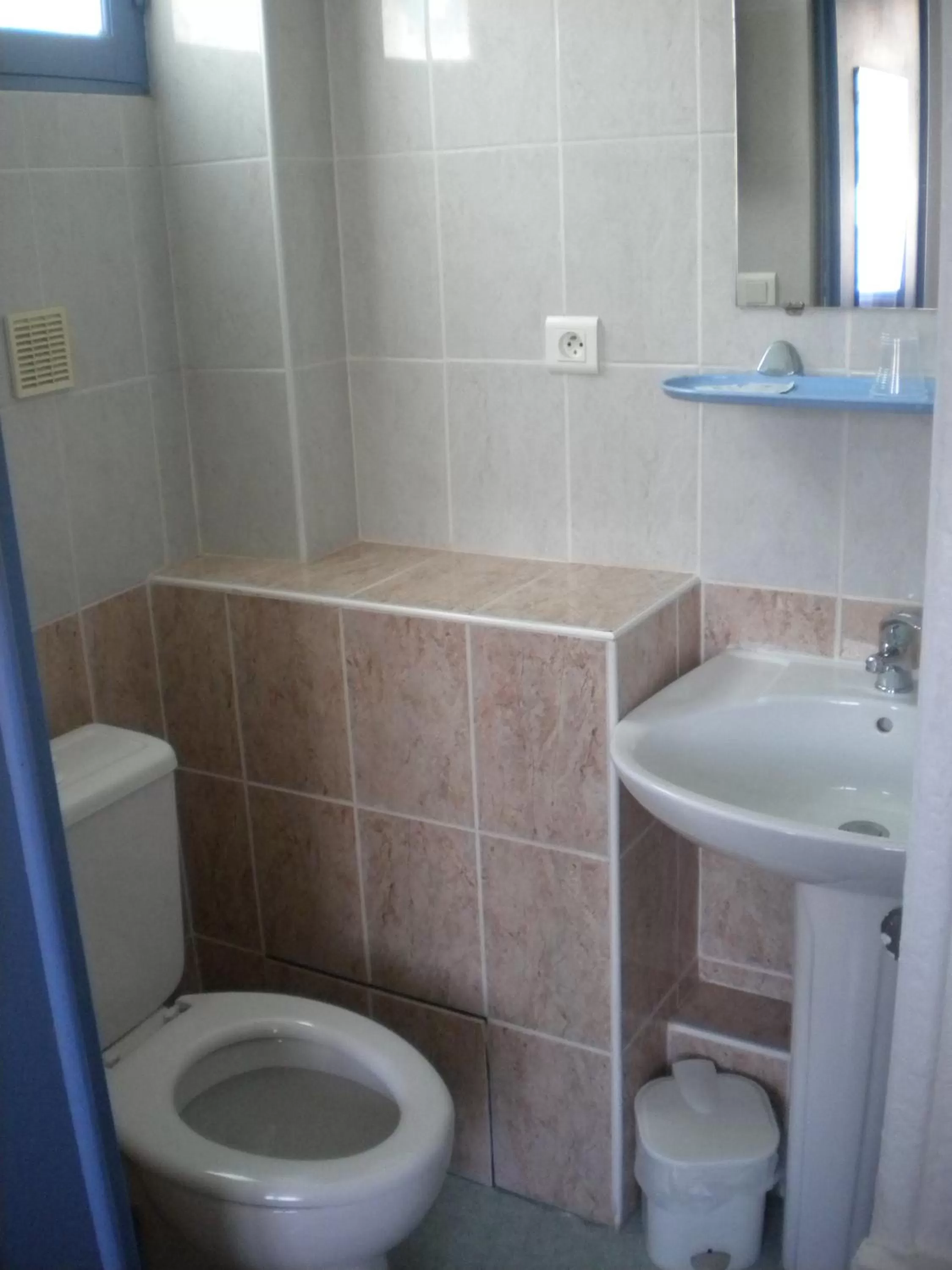 Bathroom in Hôtel L'Acropole