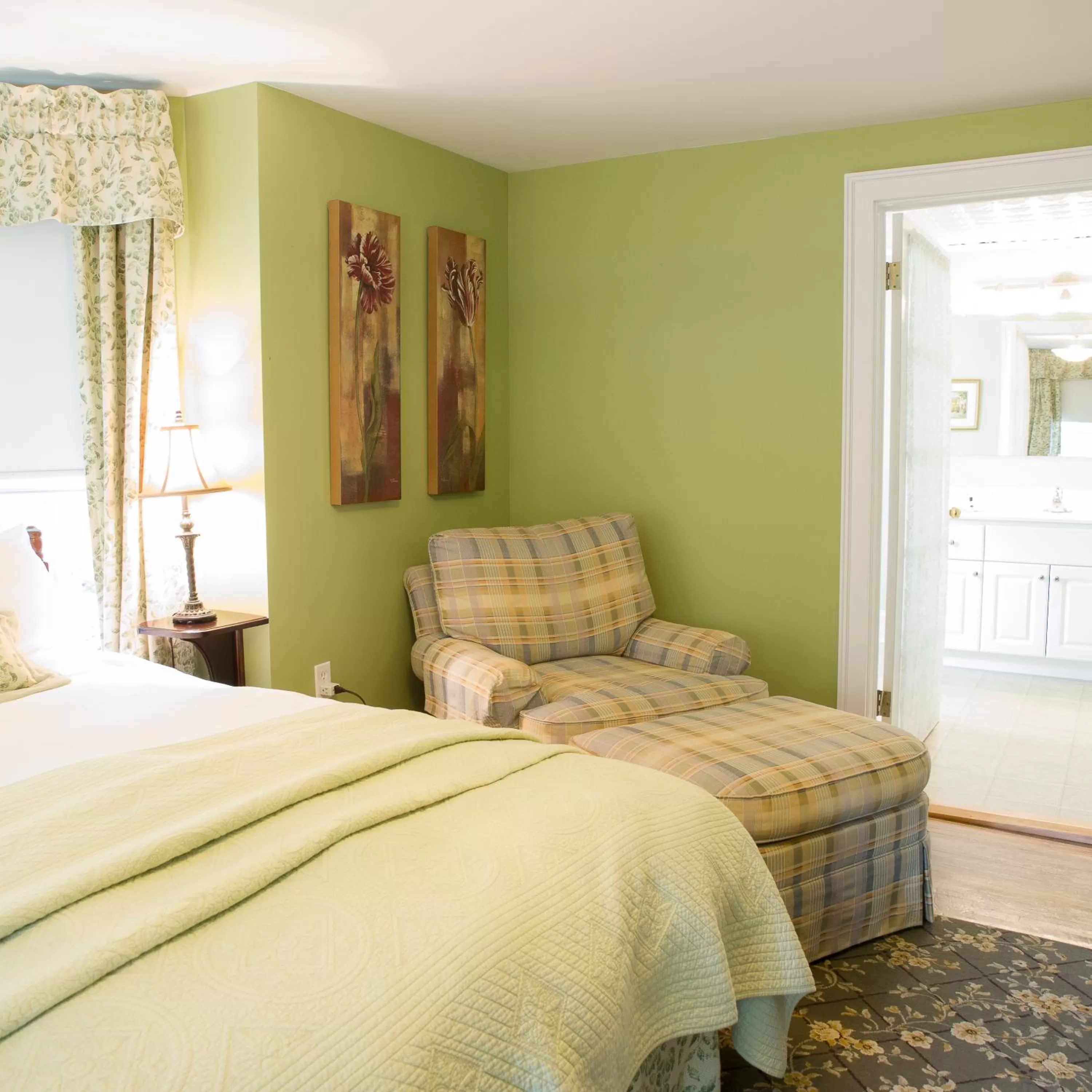 Seating area, Bed in Farmhouse Inn B&B