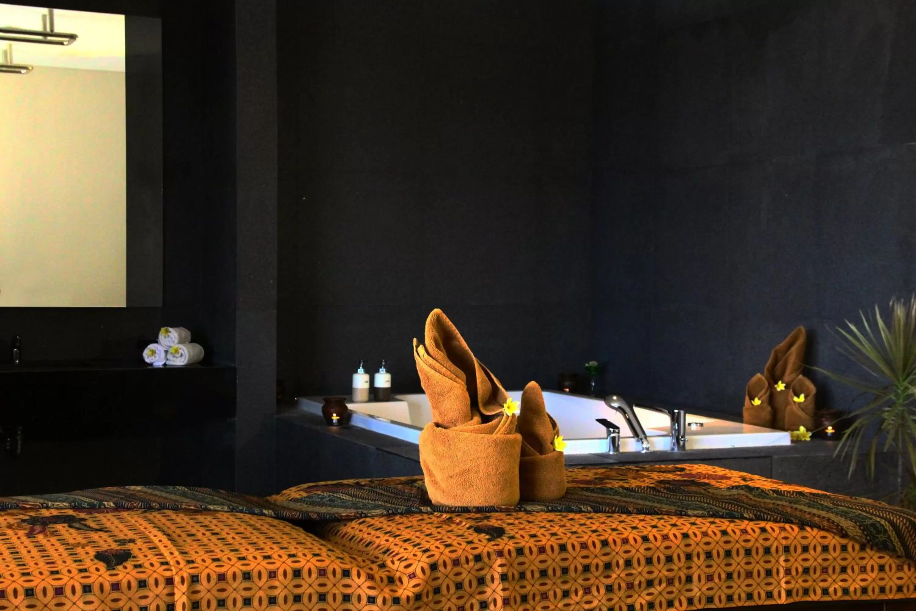 Spa and wellness centre/facilities, Bed in The Luxton Cirebon Hotel and Convention