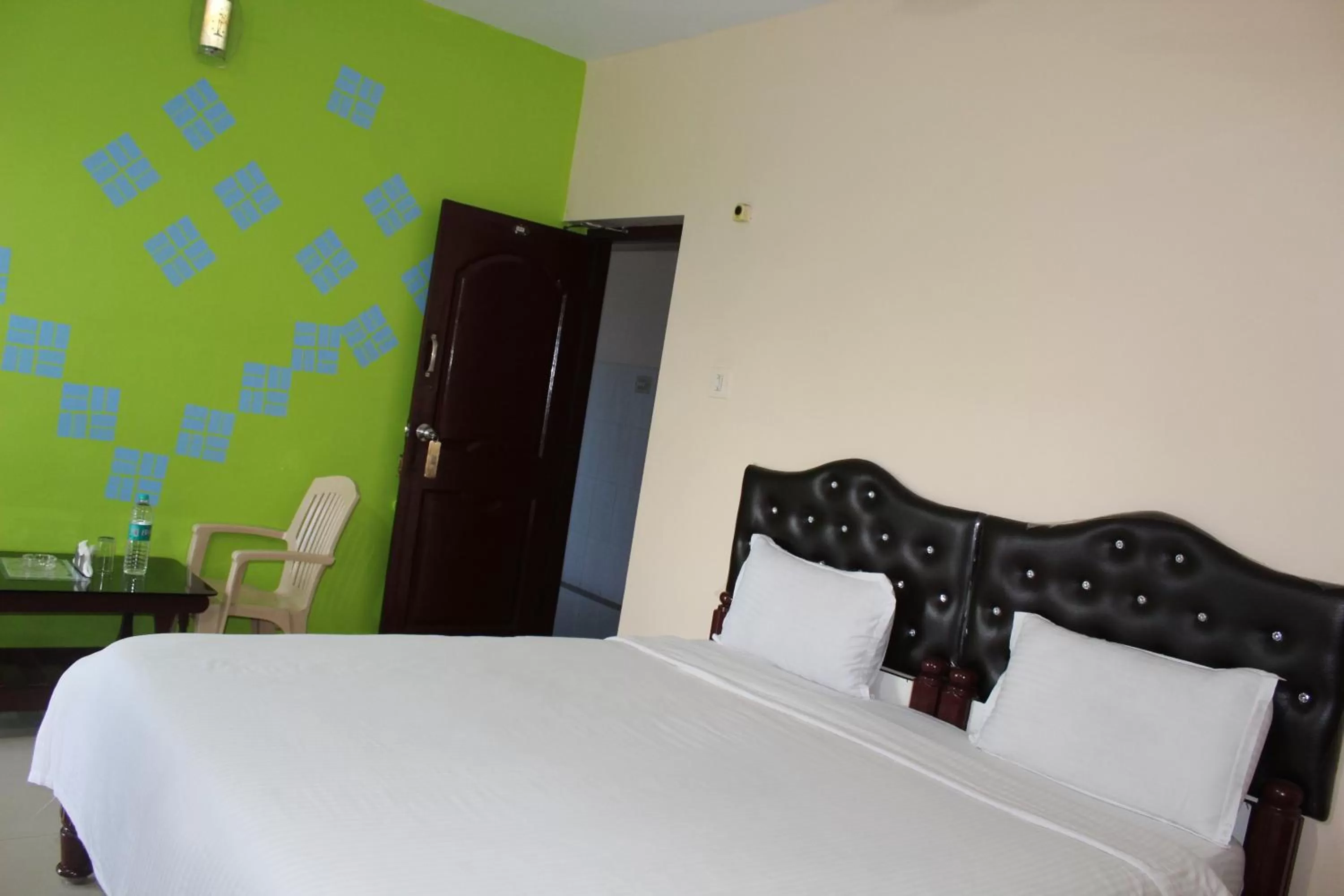 Photo of the whole room, Bed in Greenwood Resort