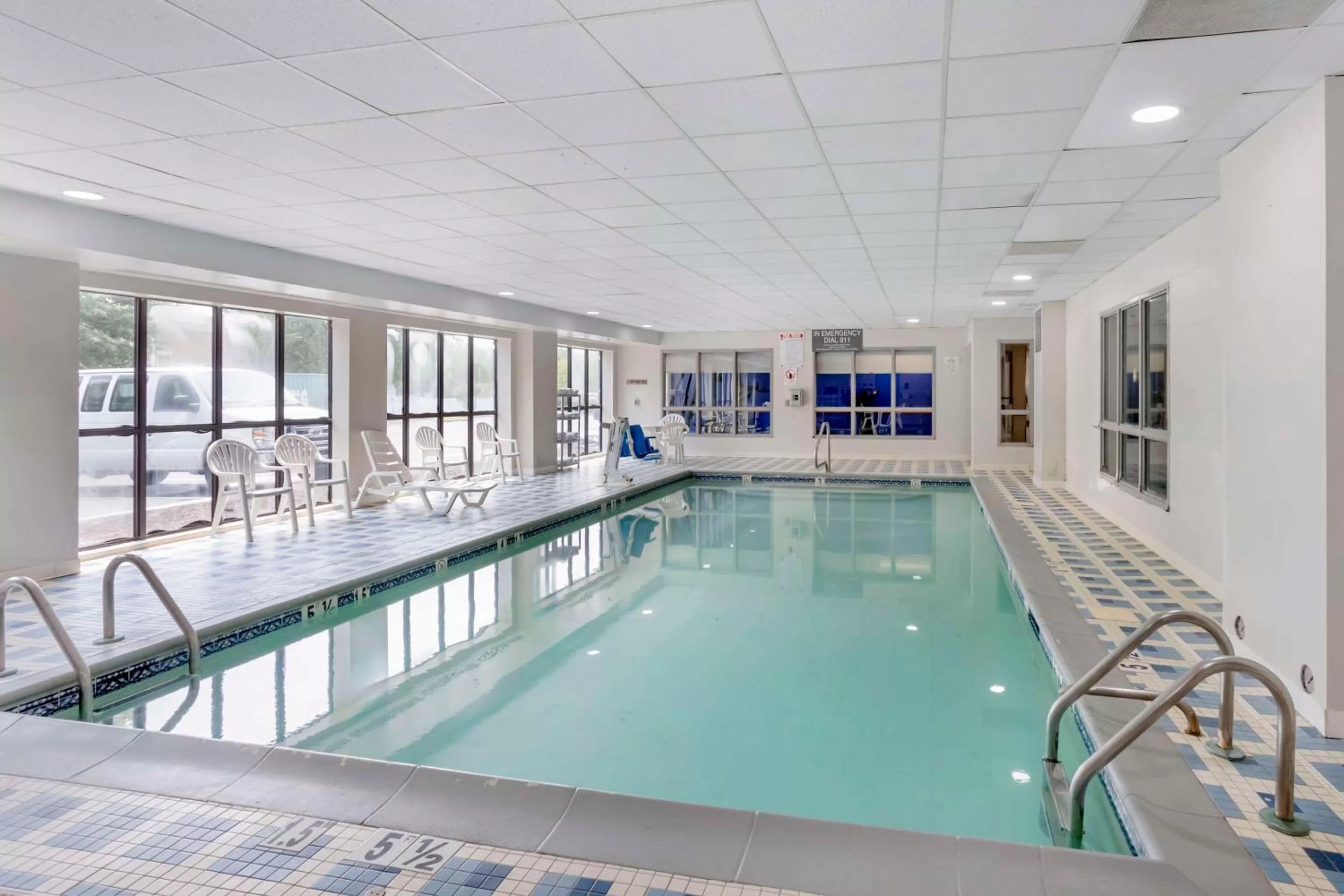 Swimming pool in Comfort Inn & Suites Voorhees-Mt Laurel