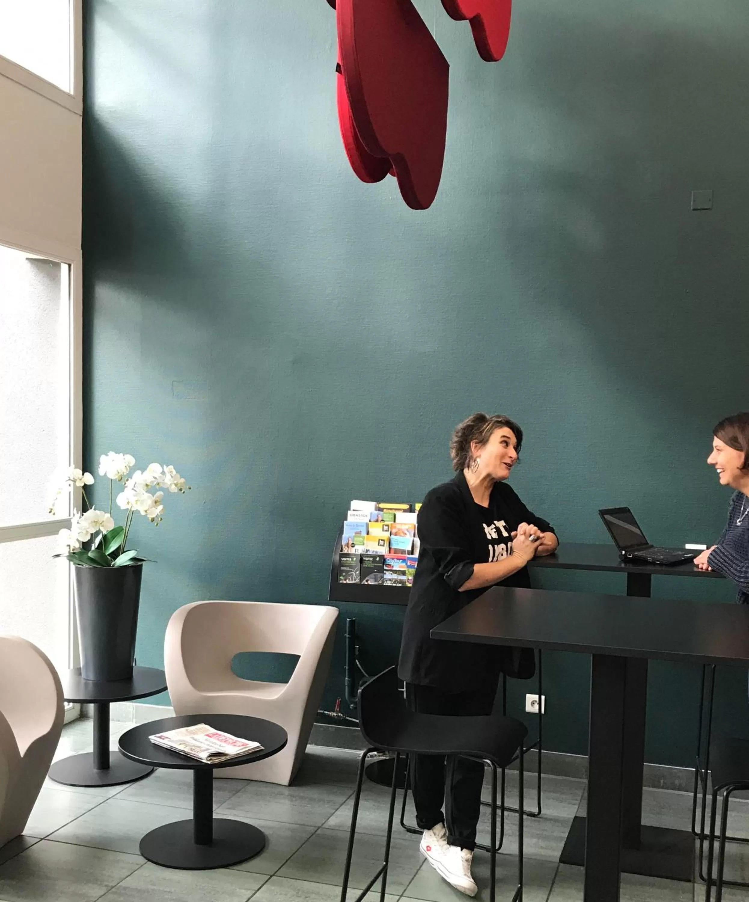 Seating area in B&B HOTEL Montauban