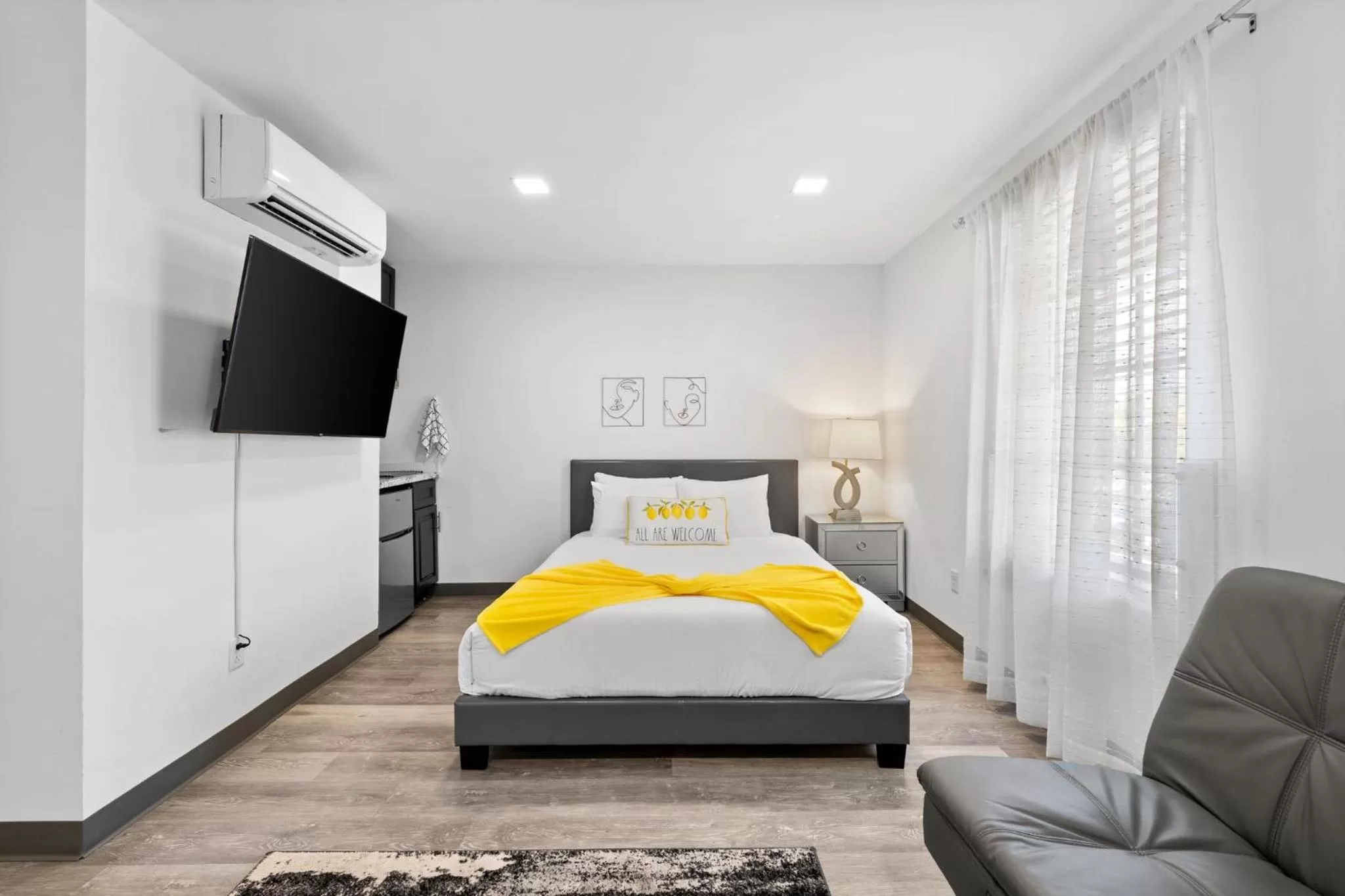 Bedroom, Bed in Sunset Inn-South Miami