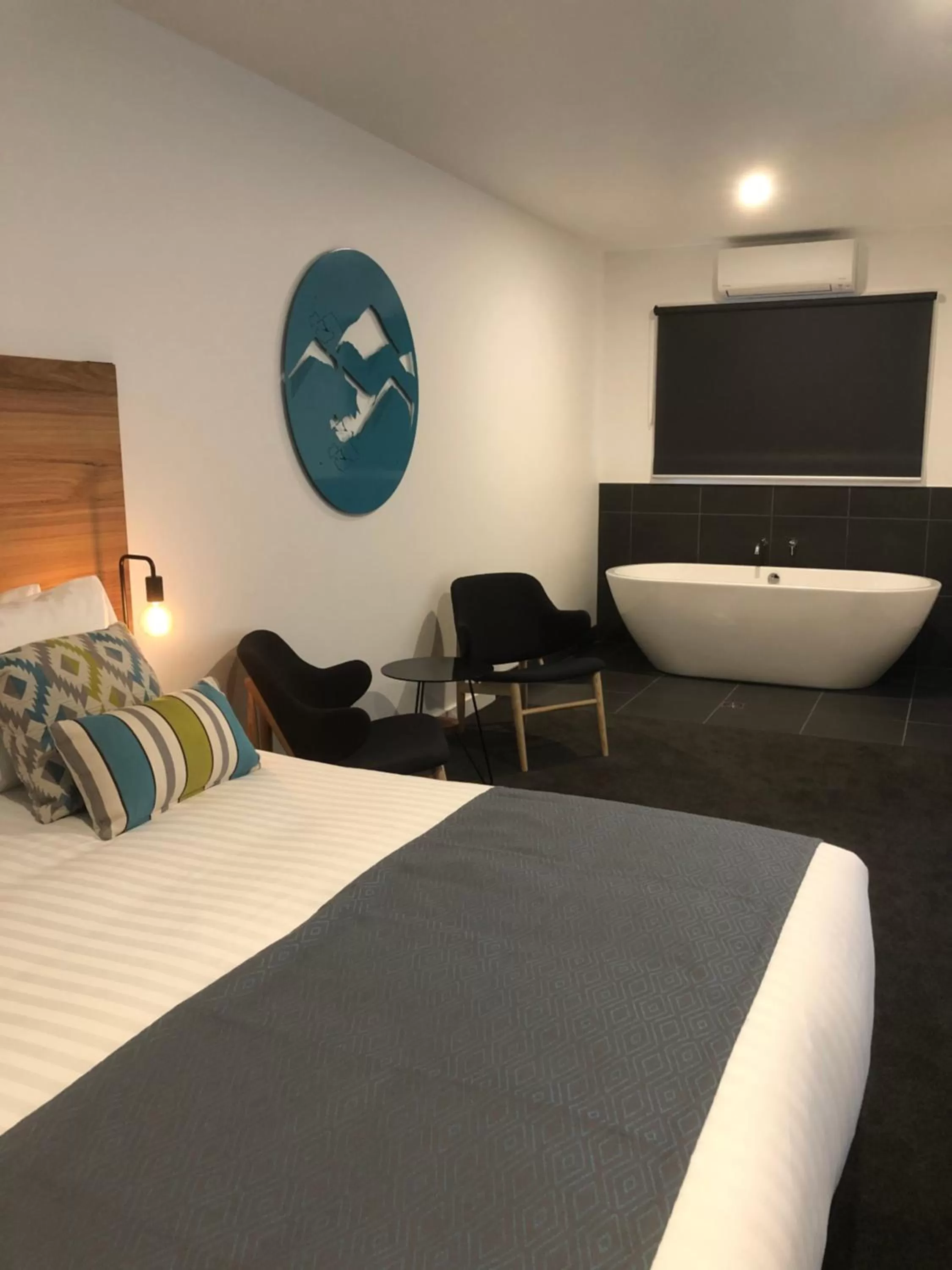 Bed in Bright Colonial Motel