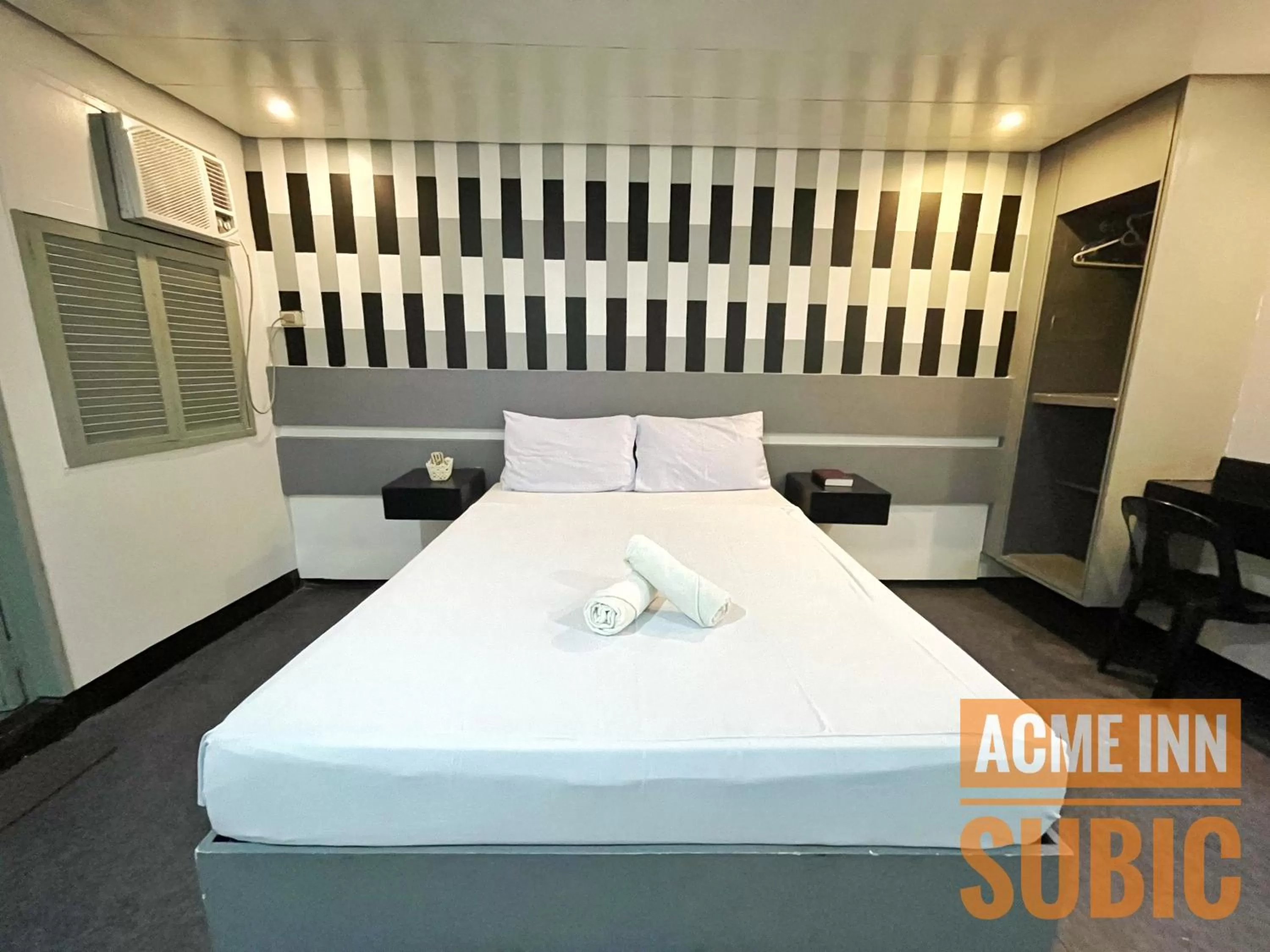 Bed in ACME Inn Subic