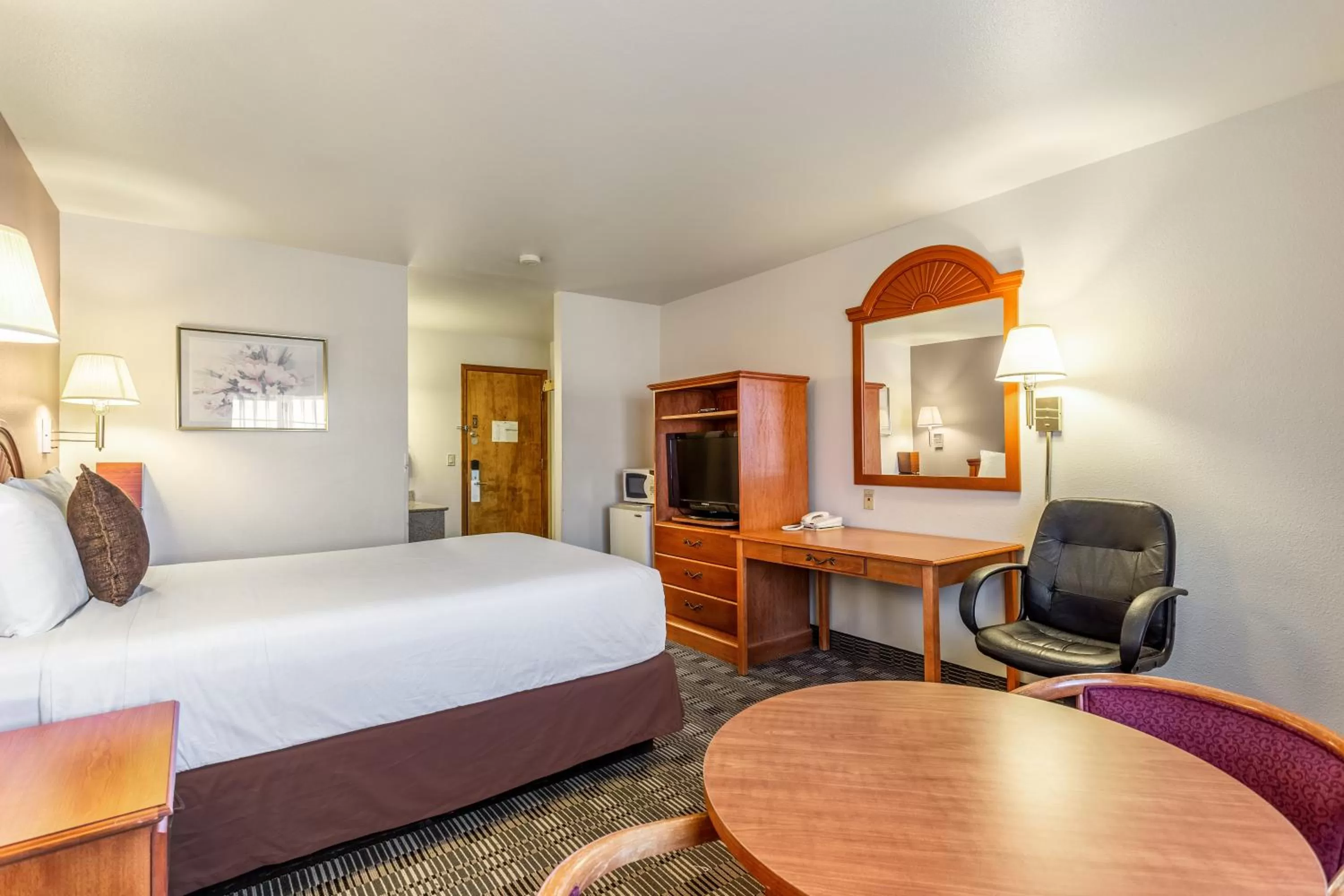 Photo of the whole room, Bed in Americas Best Value Inn Burns