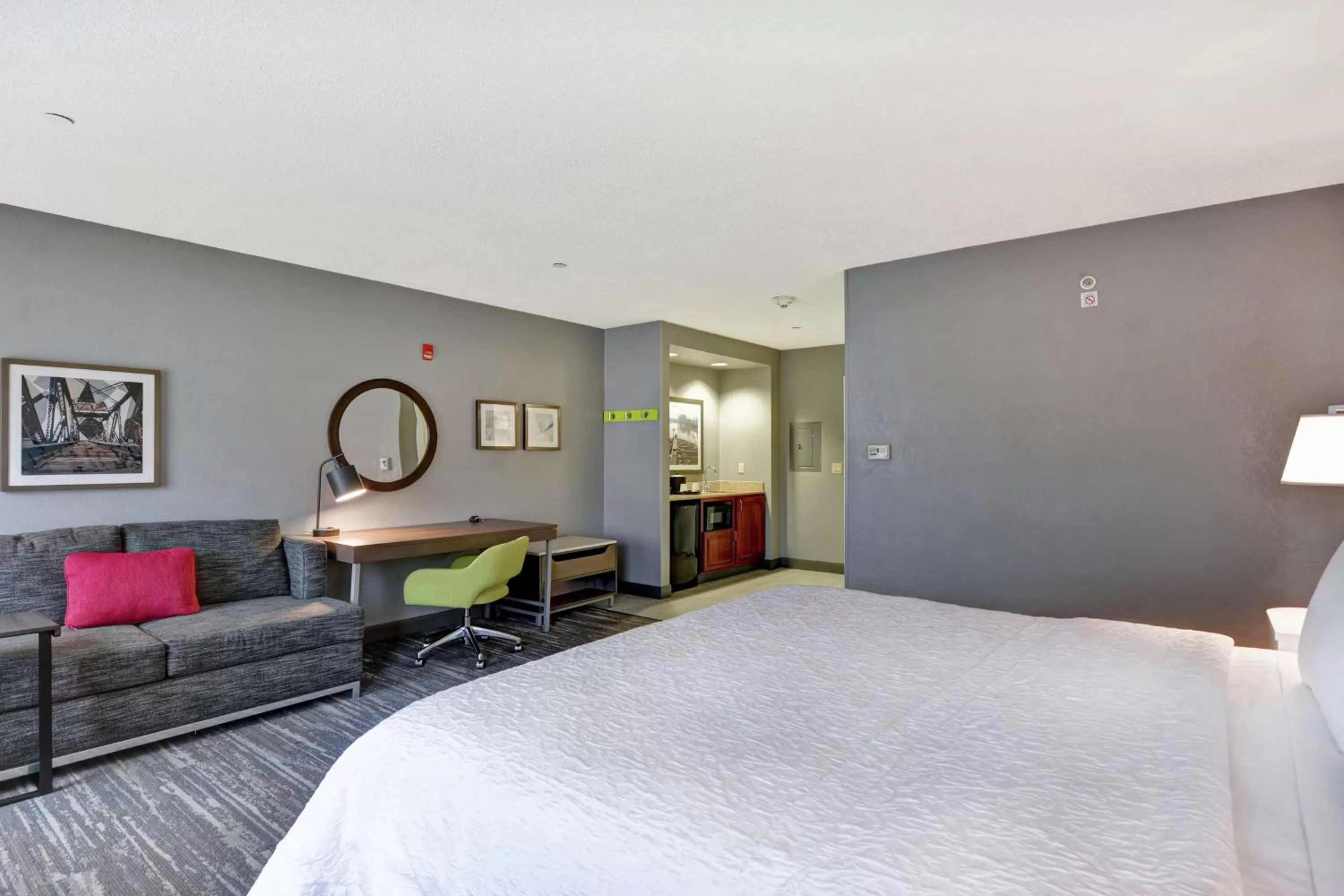 Bedroom, Bed in Hampton Inn & Suites Newark-Harrison-Riverwalk