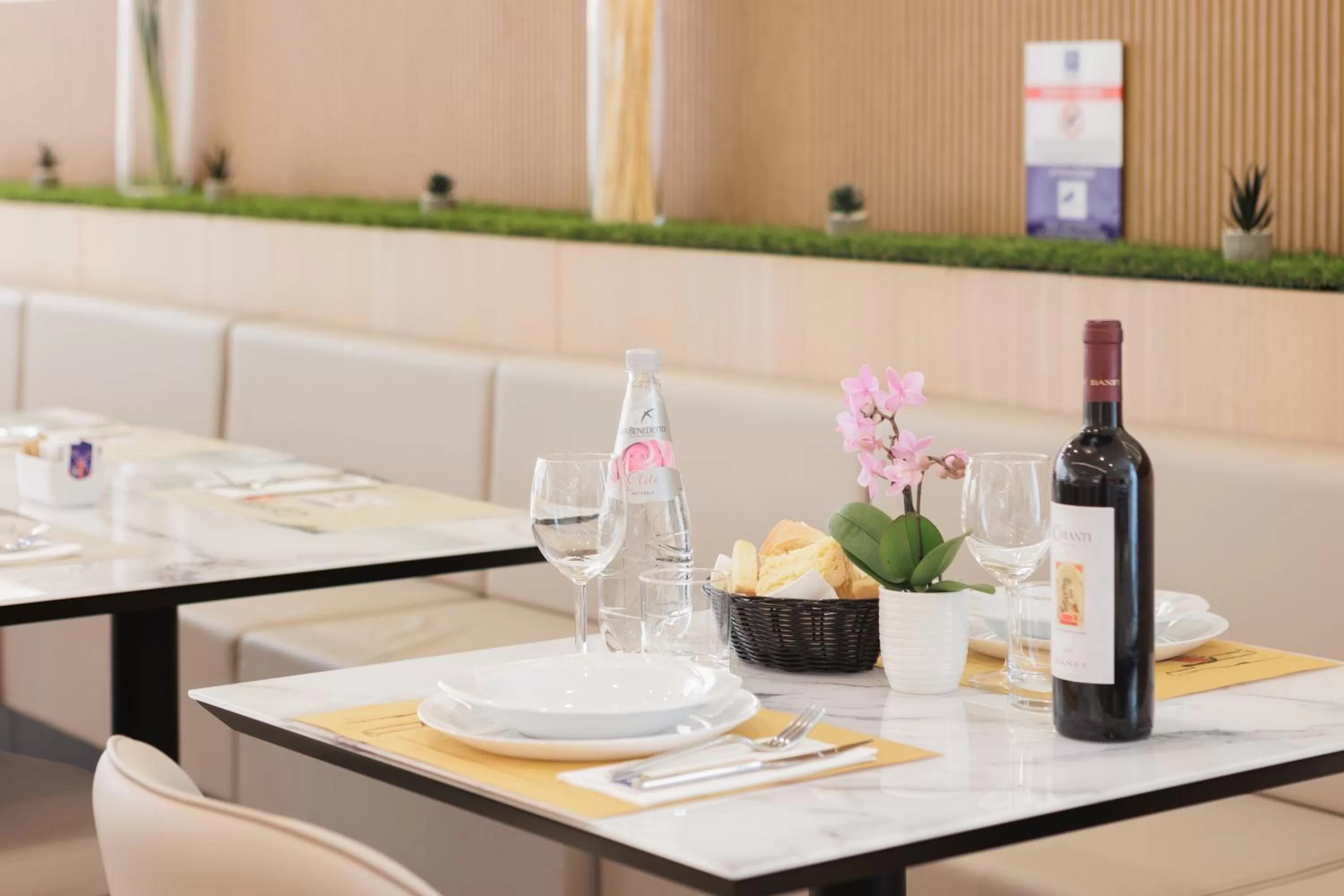 Restaurant/places to eat in JR Hotels Gate 7 Bologna