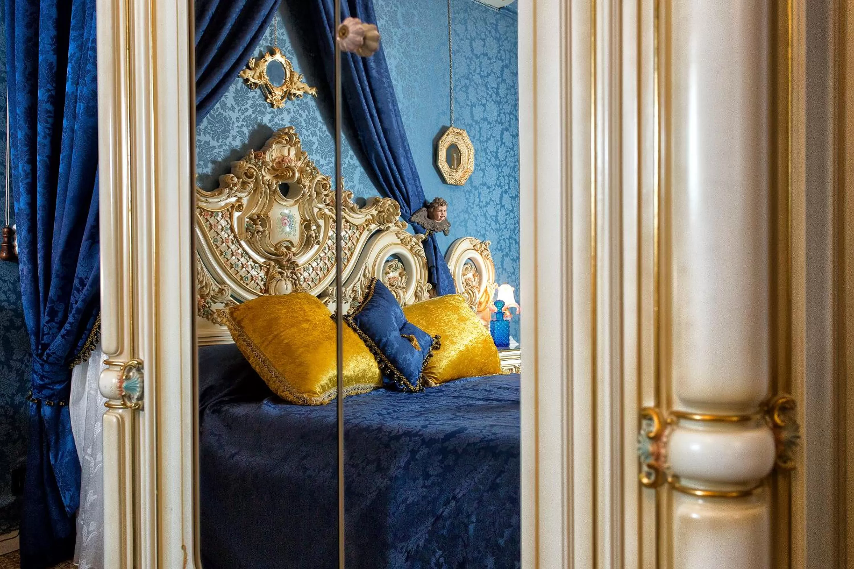 Decorative detail, Bed in Scalon del Doge