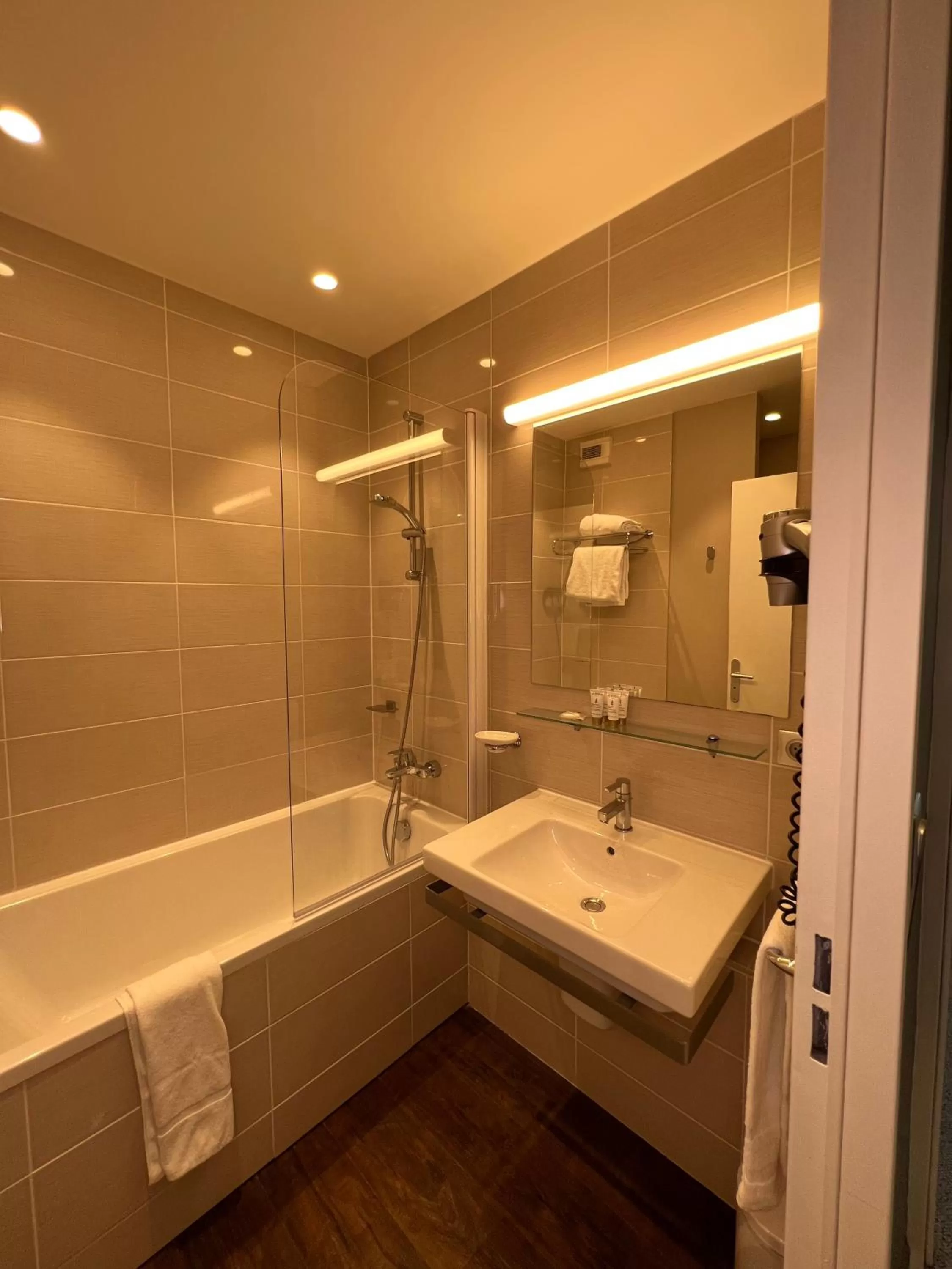 Bathroom in L'Échappée - Hôtel Casino Dieppe