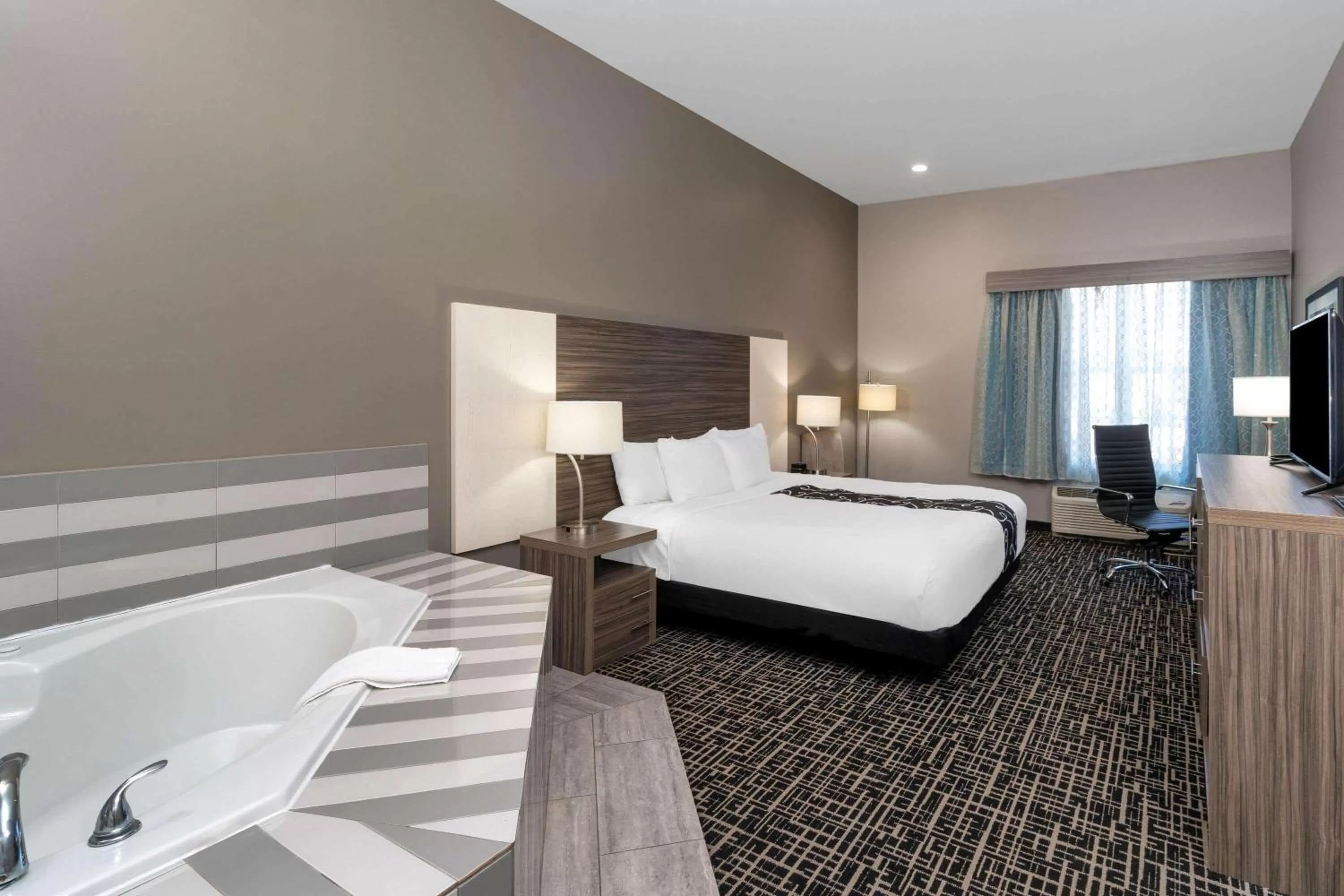 Photo of the whole room, Bed in La Quinta by Wyndham Forsyth