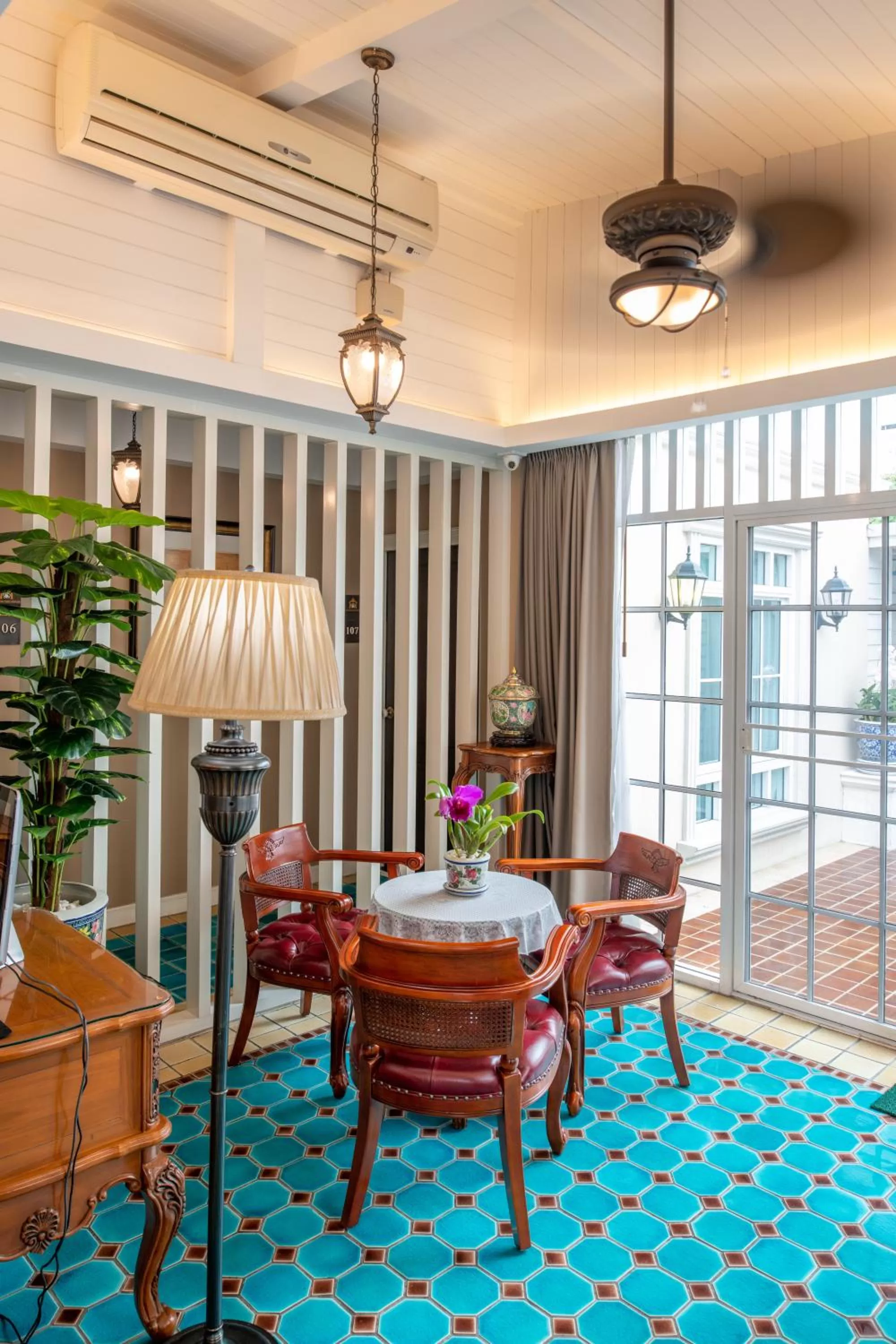 Seating area in The Orchid House 153