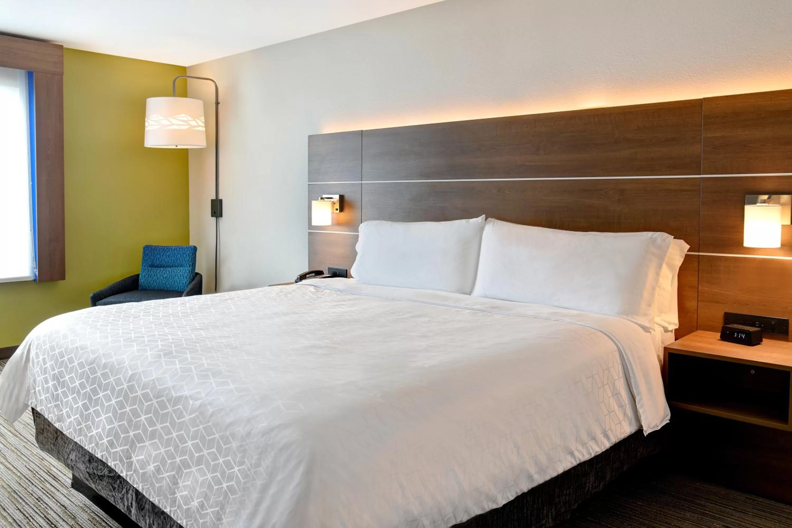 Bed in Holiday Inn Express & Suites - Ottawa by IHG