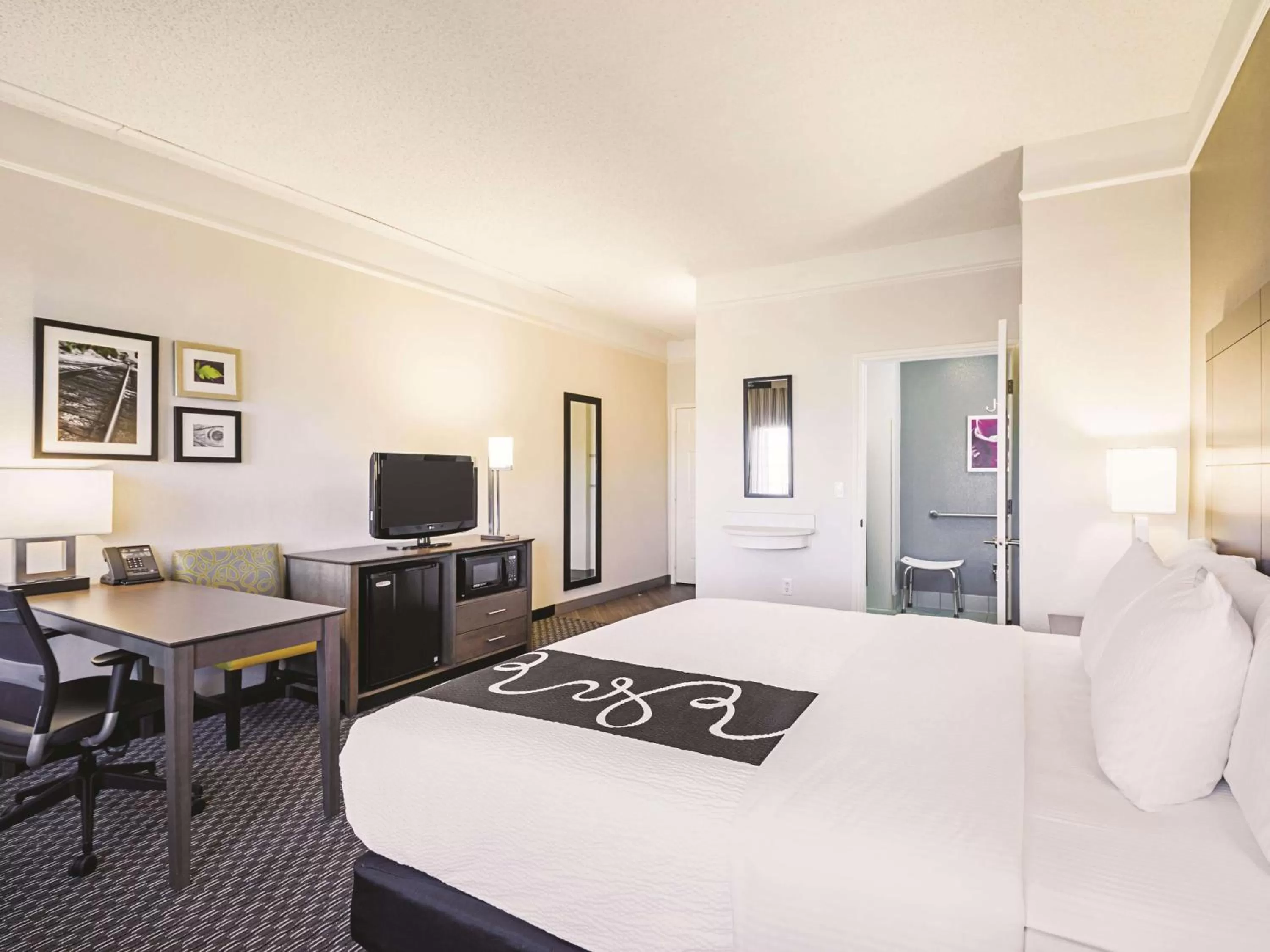 King Room with Roll-In Shower - Mobility Access/Non-Smoking in La Quinta by Wyndham Austin at The Domain