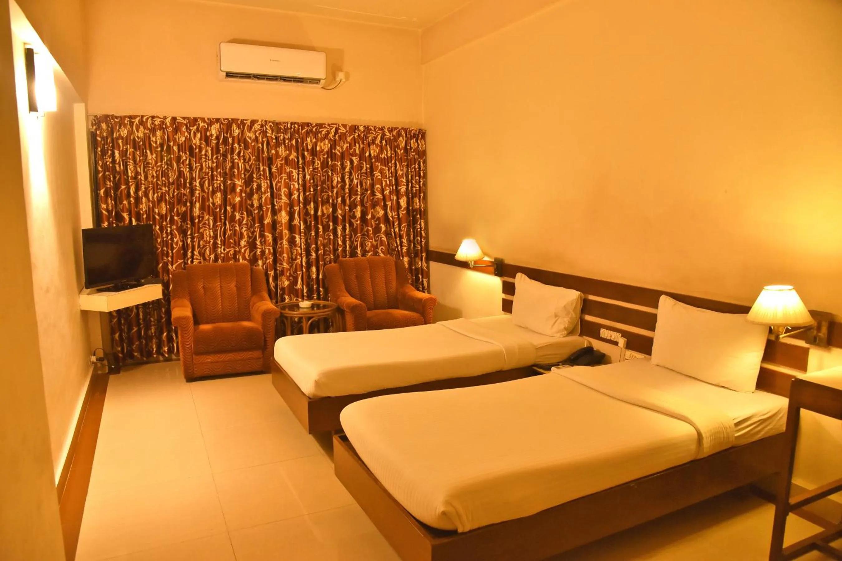 Shower, Bed in Hotel Poonja International